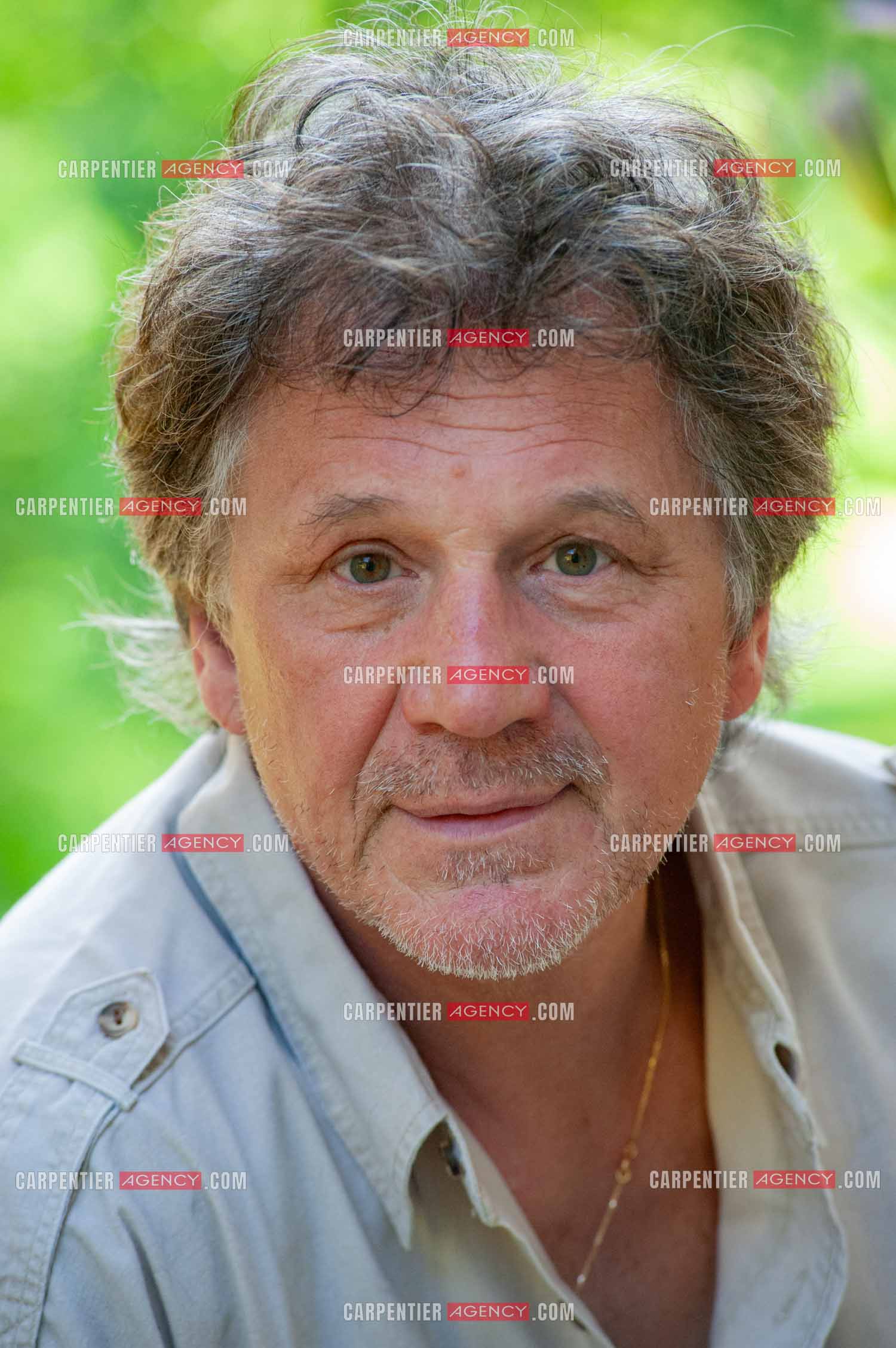 Le chanteur Gérard  Lenorman dans sa résidence secondaire avec ses animaux.   ( Exclusif )