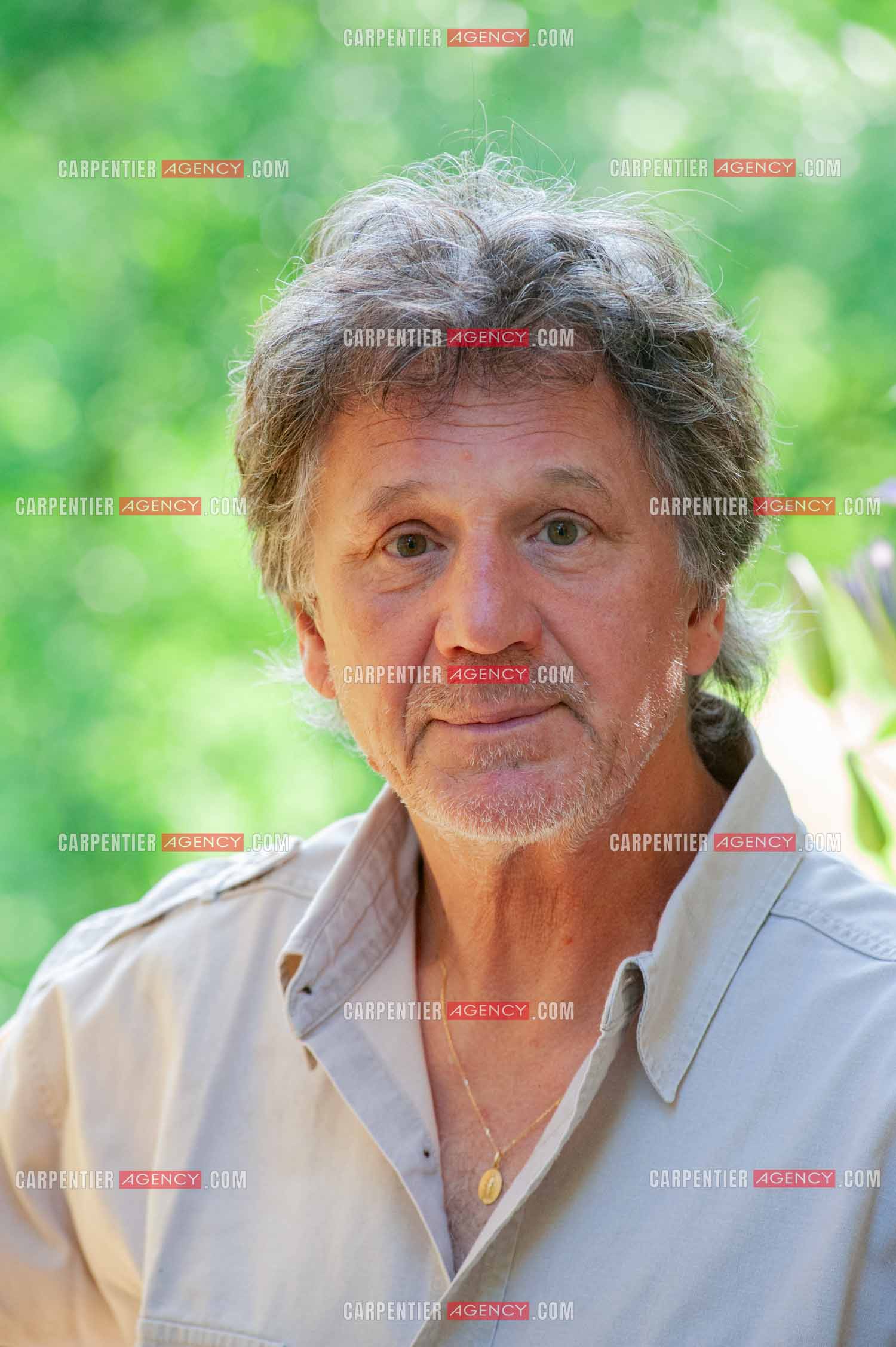 Le chanteur Gérard  Lenorman dans sa résidence secondaire avec ses animaux.   ( Exclusif )