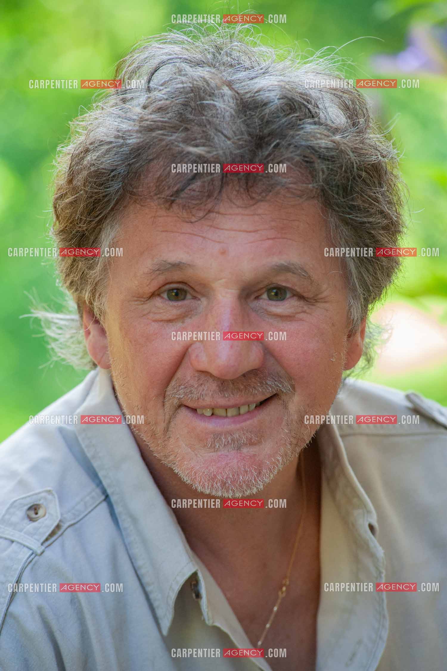 Le chanteur Gérard  Lenorman dans sa résidence secondaire avec ses animaux.   ( Exclusif )