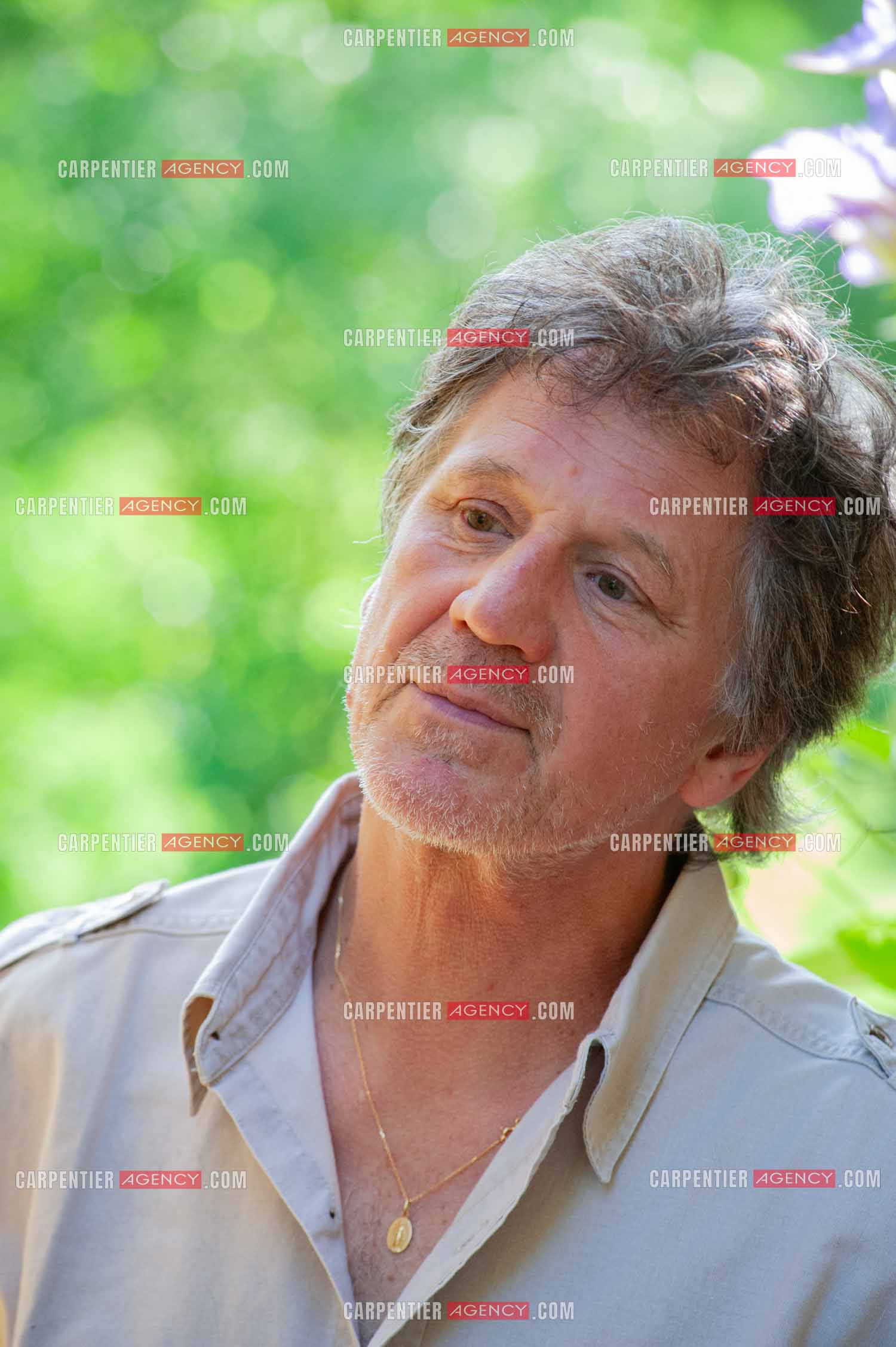 Le chanteur Gérard  Lenorman dans sa résidence secondaire avec ses animaux.   ( Exclusif )