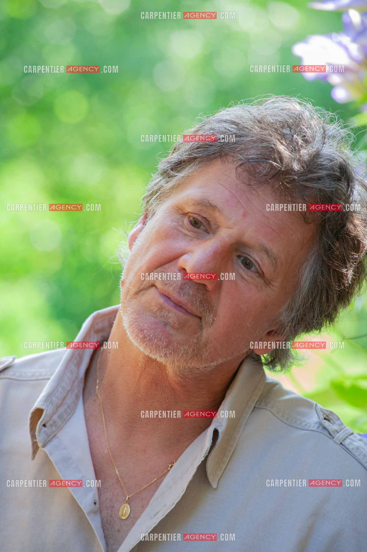 Le chanteur Gérard  Lenorman dans sa résidence secondaire avec ses animaux.   ( Exclusif )