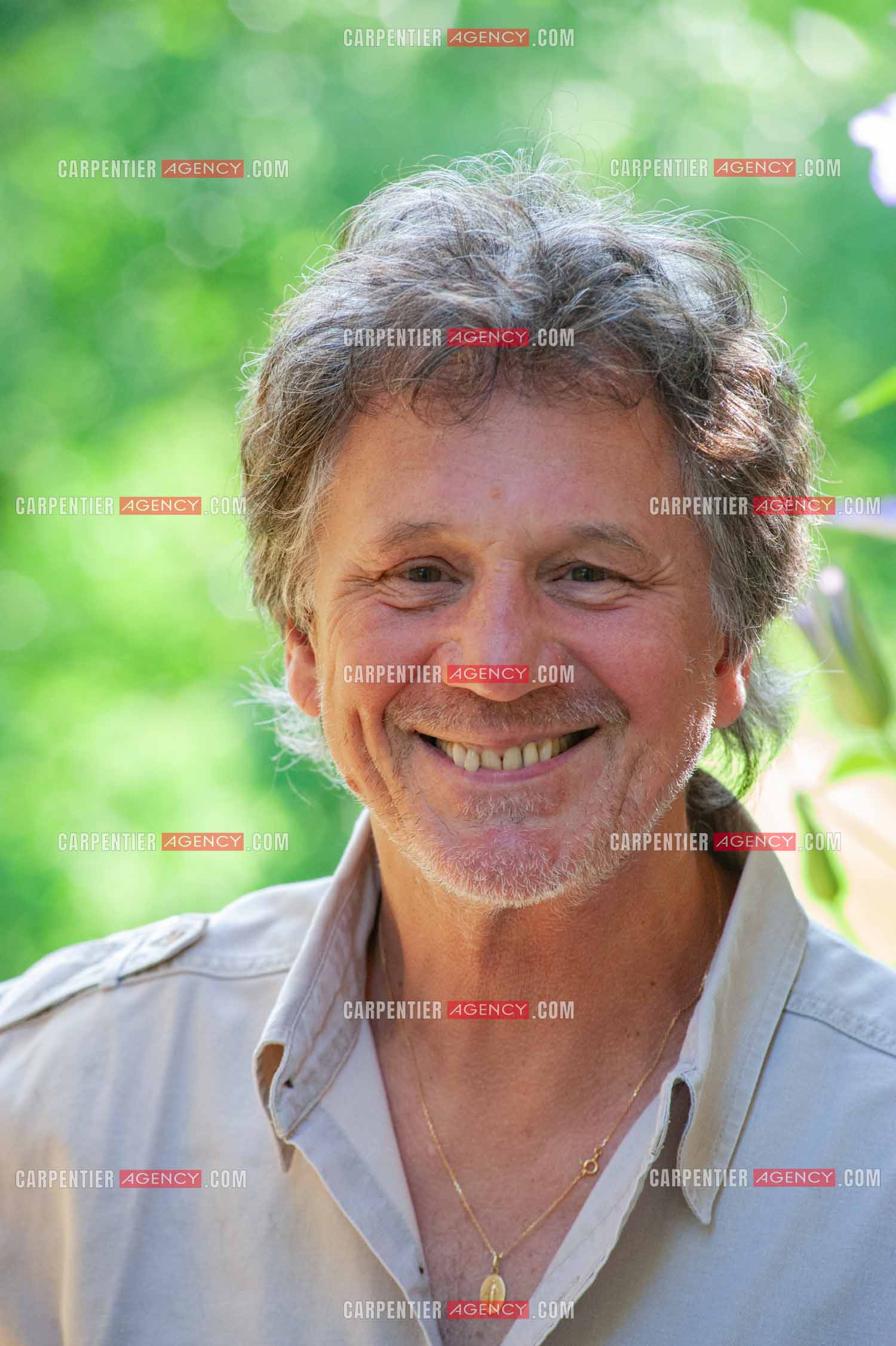 Le chanteur Gérard  Lenorman dans sa résidence secondaire avec ses animaux.   ( Exclusif )