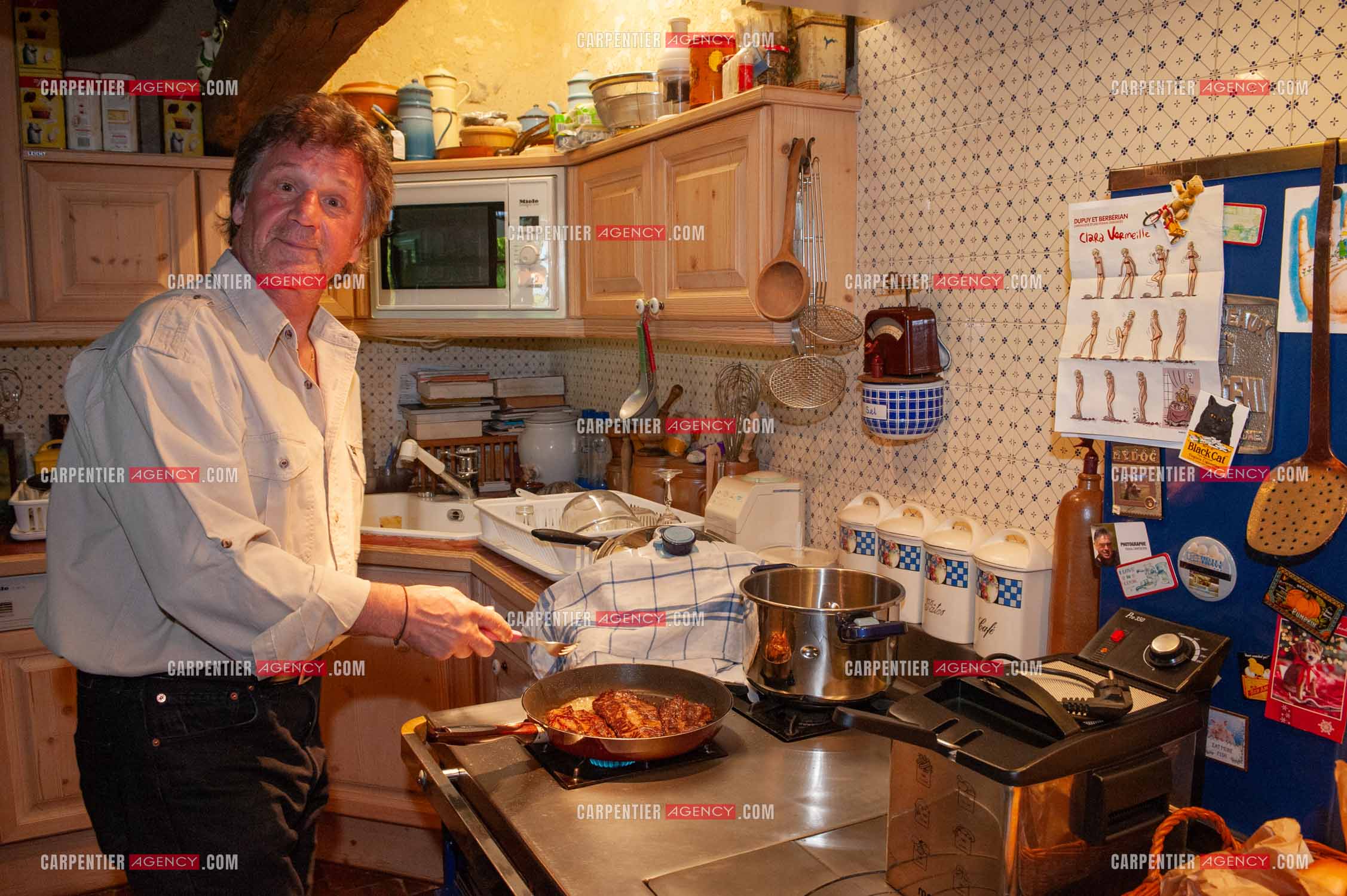 Le chanteur Gérard  Lenorman dans sa résidence secondaire avec ses animaux.   ( Exclusif )