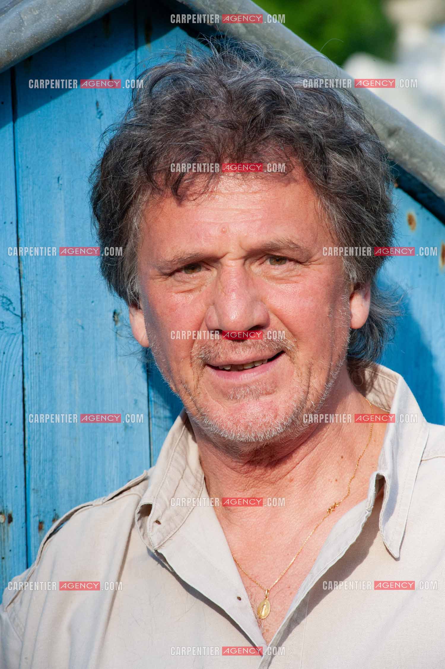 Le chanteur Gérard  Lenorman dans sa résidence secondaire avec ses animaux.   ( Exclusif )