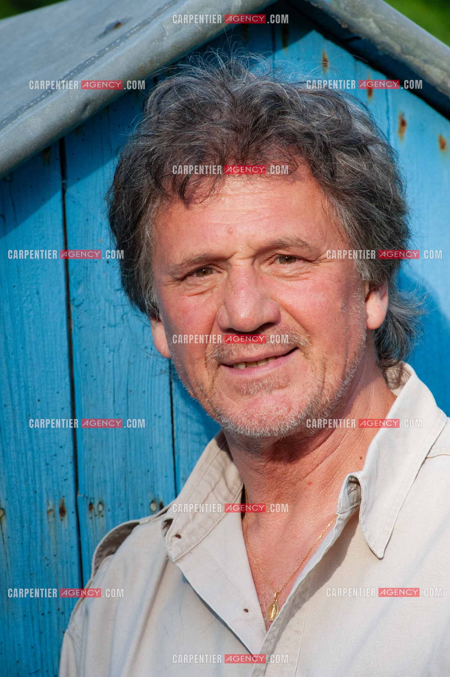 Le chanteur Gérard  Lenorman dans sa résidence secondaire avec ses animaux.   ( Exclusif )