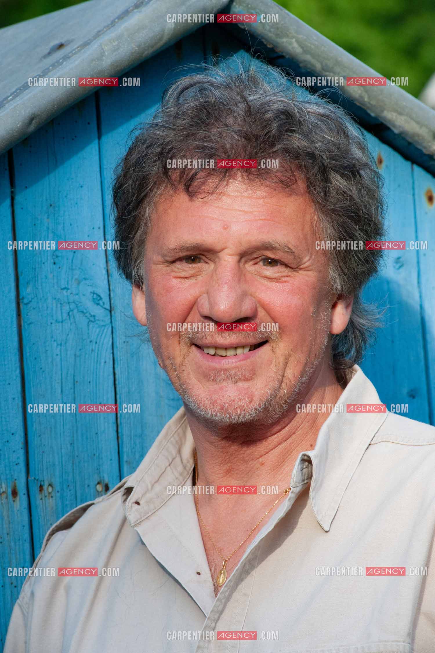 Le chanteur Gérard  Lenorman dans sa résidence secondaire avec ses animaux.   ( Exclusif )