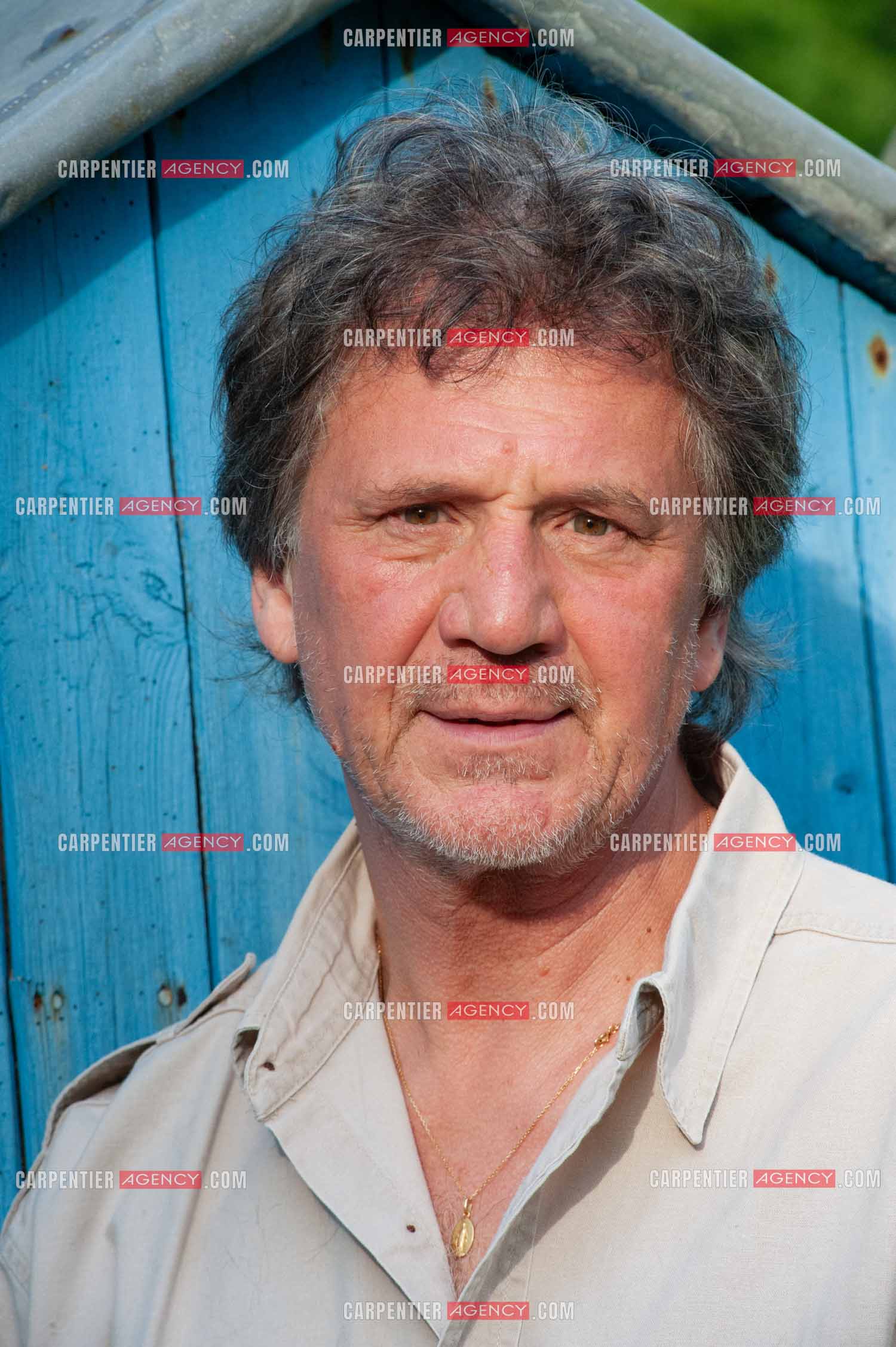 Le chanteur Gérard  Lenorman dans sa résidence secondaire avec ses animaux.   ( Exclusif )