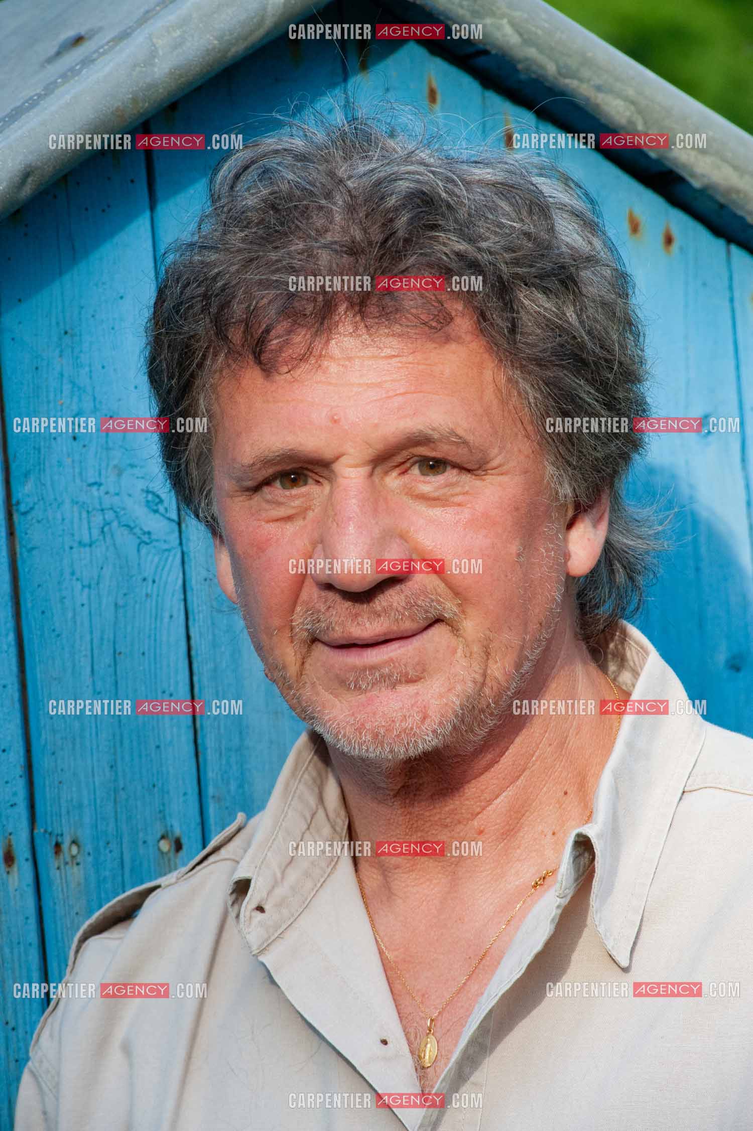 Le chanteur Gérard  Lenorman dans sa résidence secondaire avec ses animaux.   ( Exclusif )