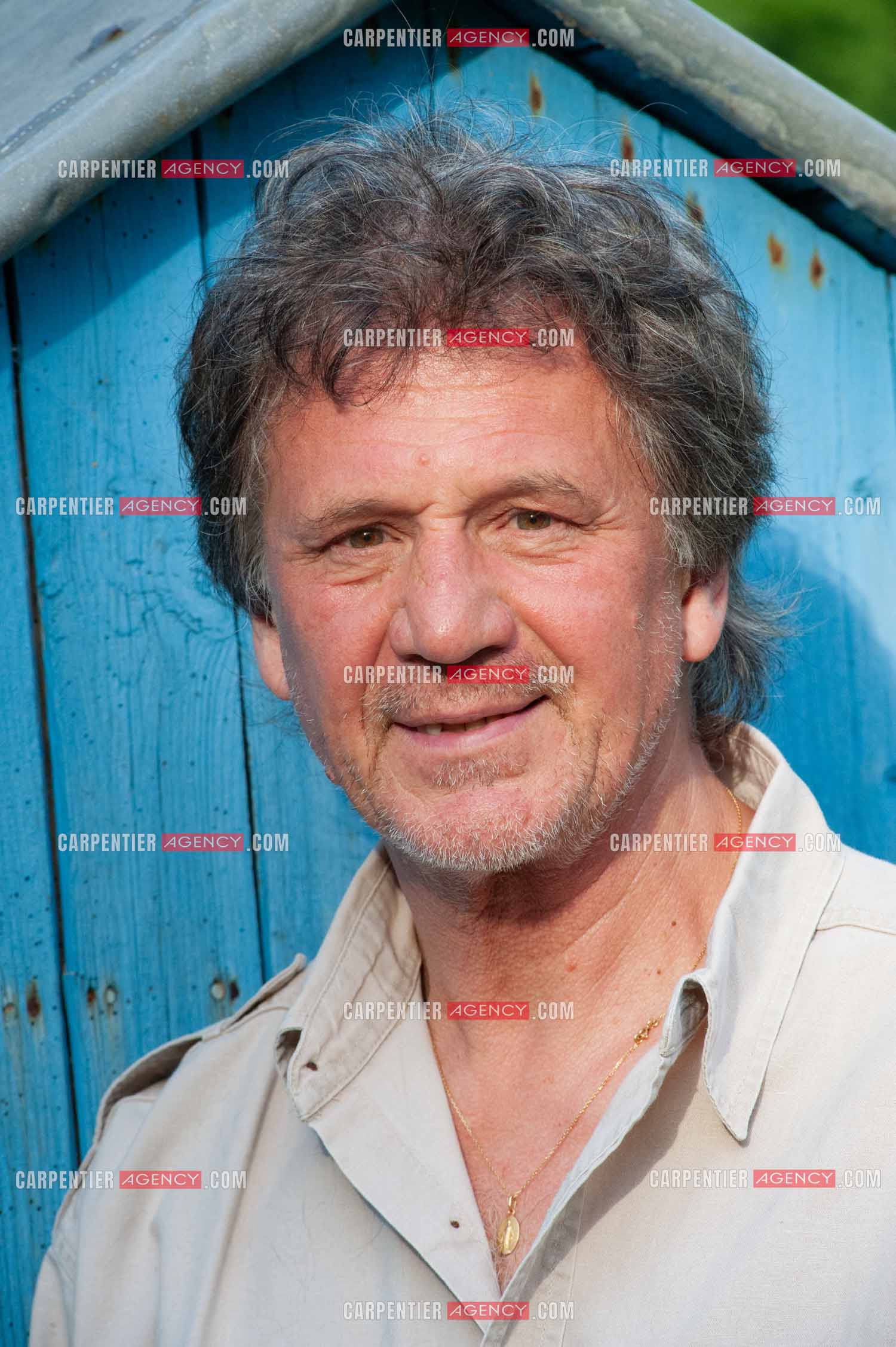 Le chanteur Gérard  Lenorman dans sa résidence secondaire avec ses animaux.   ( Exclusif )