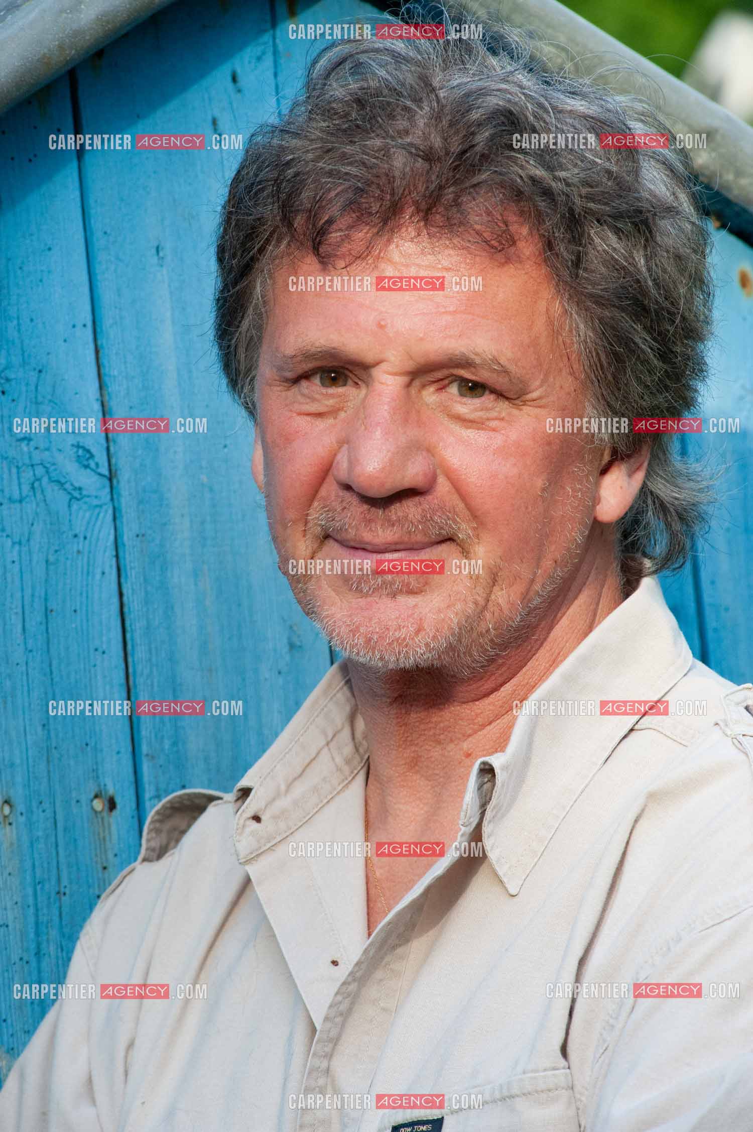 Le chanteur Gérard  Lenorman dans sa résidence secondaire avec ses animaux.   ( Exclusif )