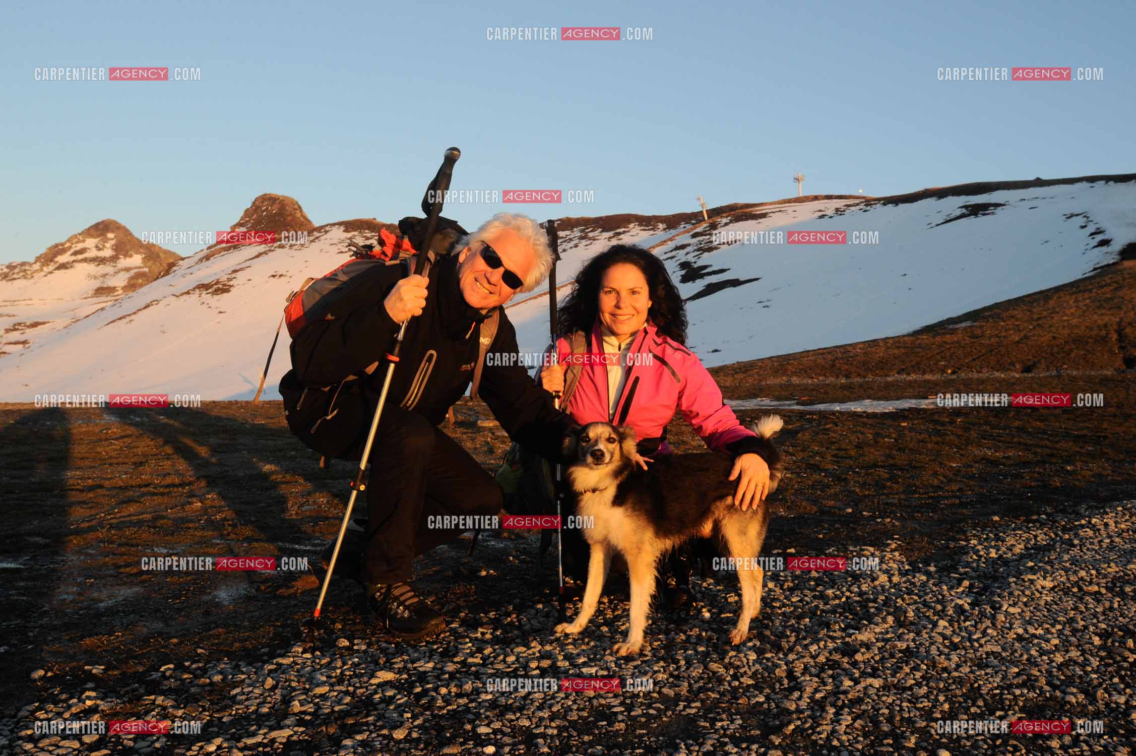 Le chanteur Gérard Lenorman et sa compagne Marie Maunier en randonnée dans les pyrénnées avec leur chien Puppy.  ( Exclusif )