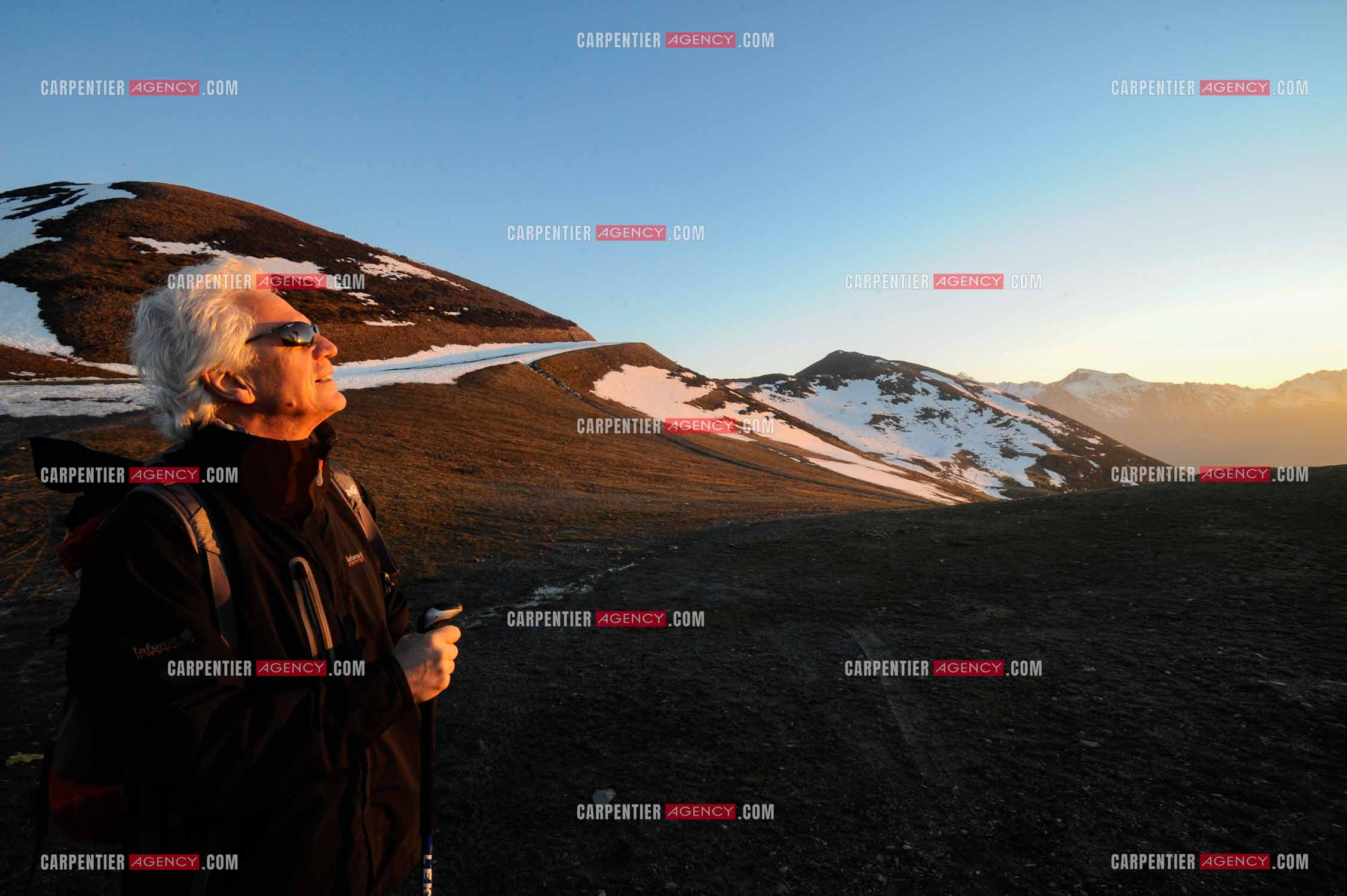 Le chanteur Gérard Lenorman et sa compagne Marie Maunier en randonnée dans les pyrénnées avec leur chien Puppy.  ( Exclusif )