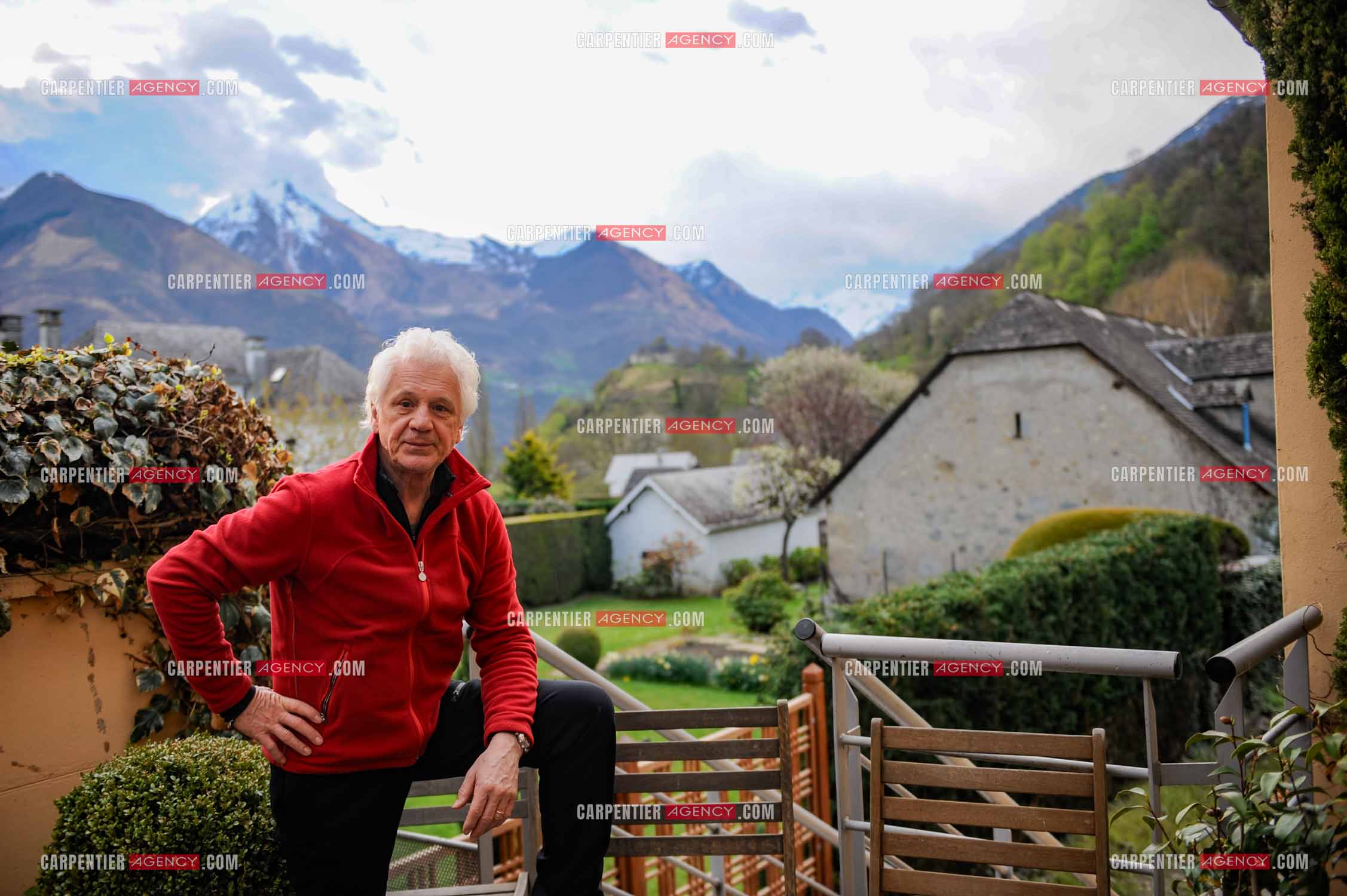 Le chanteur Gérard Lenorman et sa compagne Marie Maunier en randonnée dans les pyrénnées avec leur chien Puppy.  ( Exclusif )