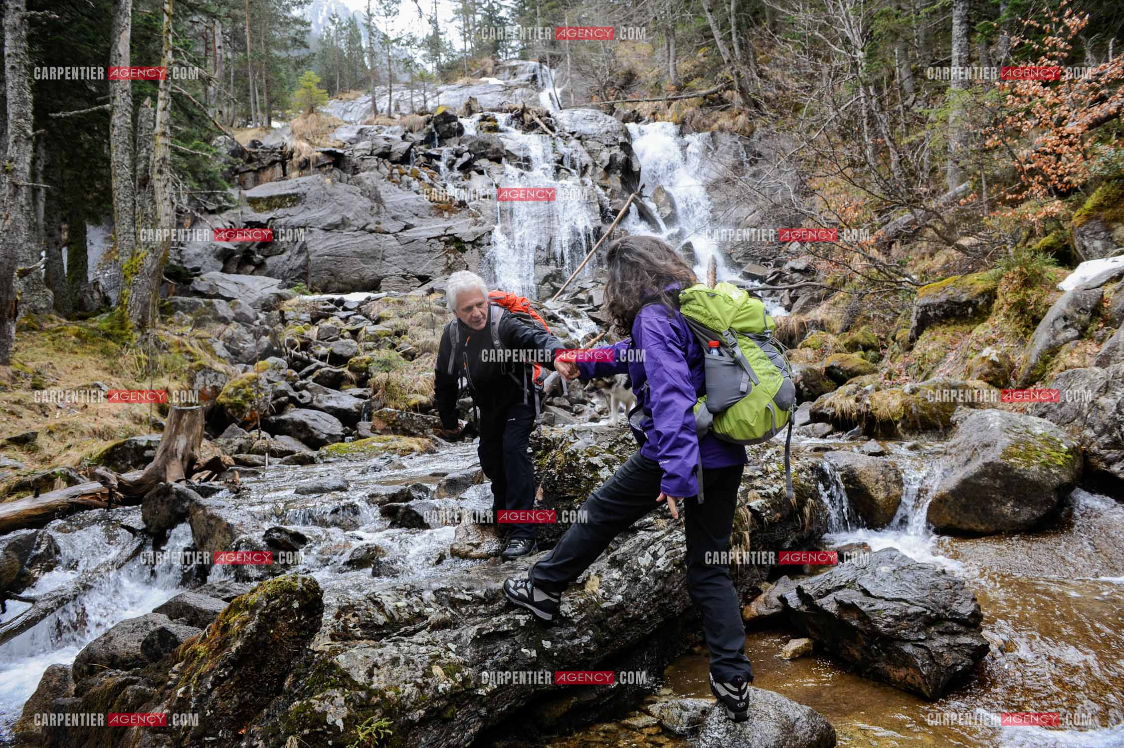 Le chanteur Gérard Lenorman et sa compagne Marie Maunier en randonnée dans les pyrénnées avec leur chien Puppy.  ( Exclusif )
