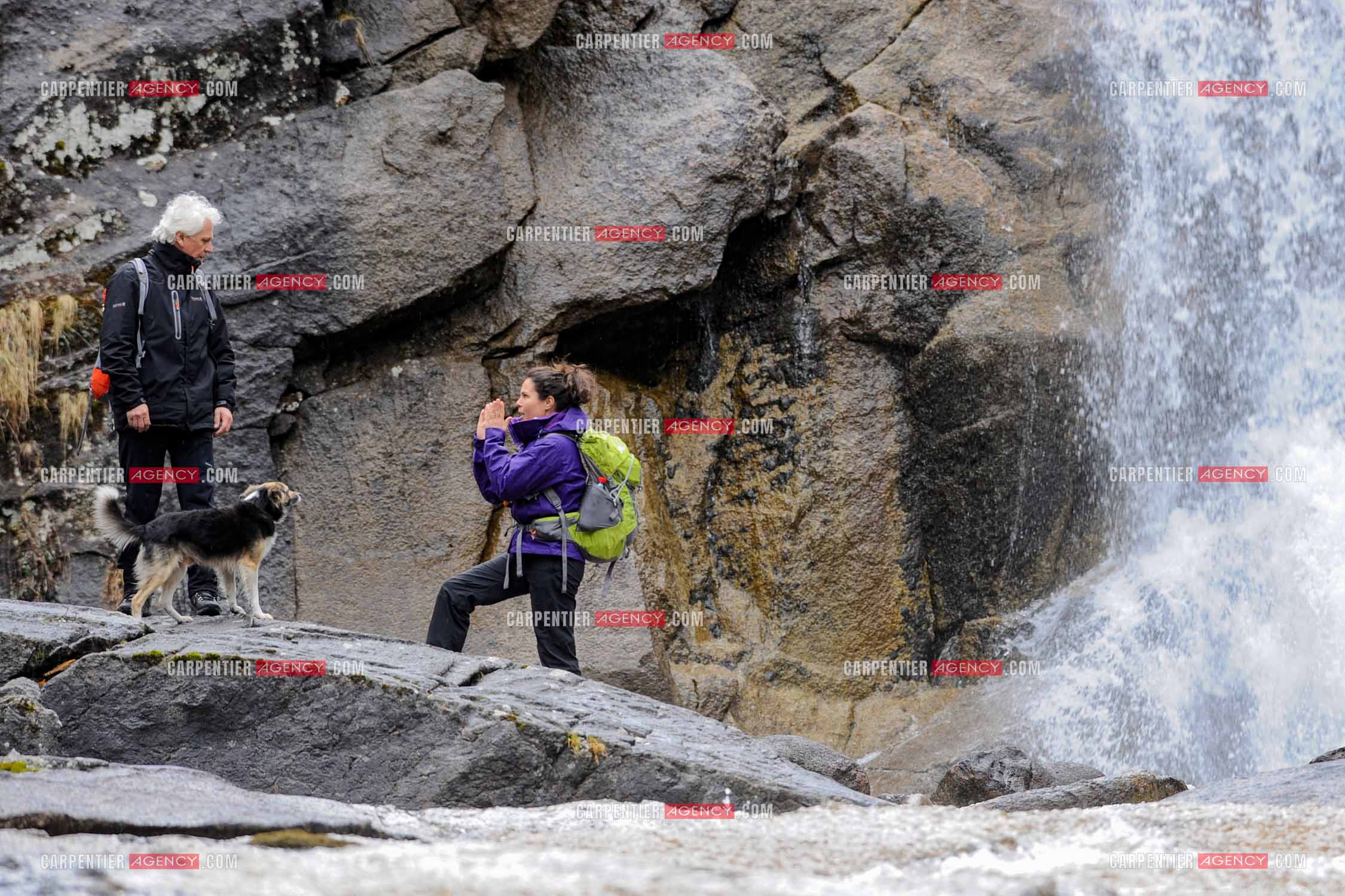 Le chanteur Gérard Lenorman et sa compagne Marie Maunier en randonnée dans les pyrénnées avec leur chien Puppy.  ( Exclusif )