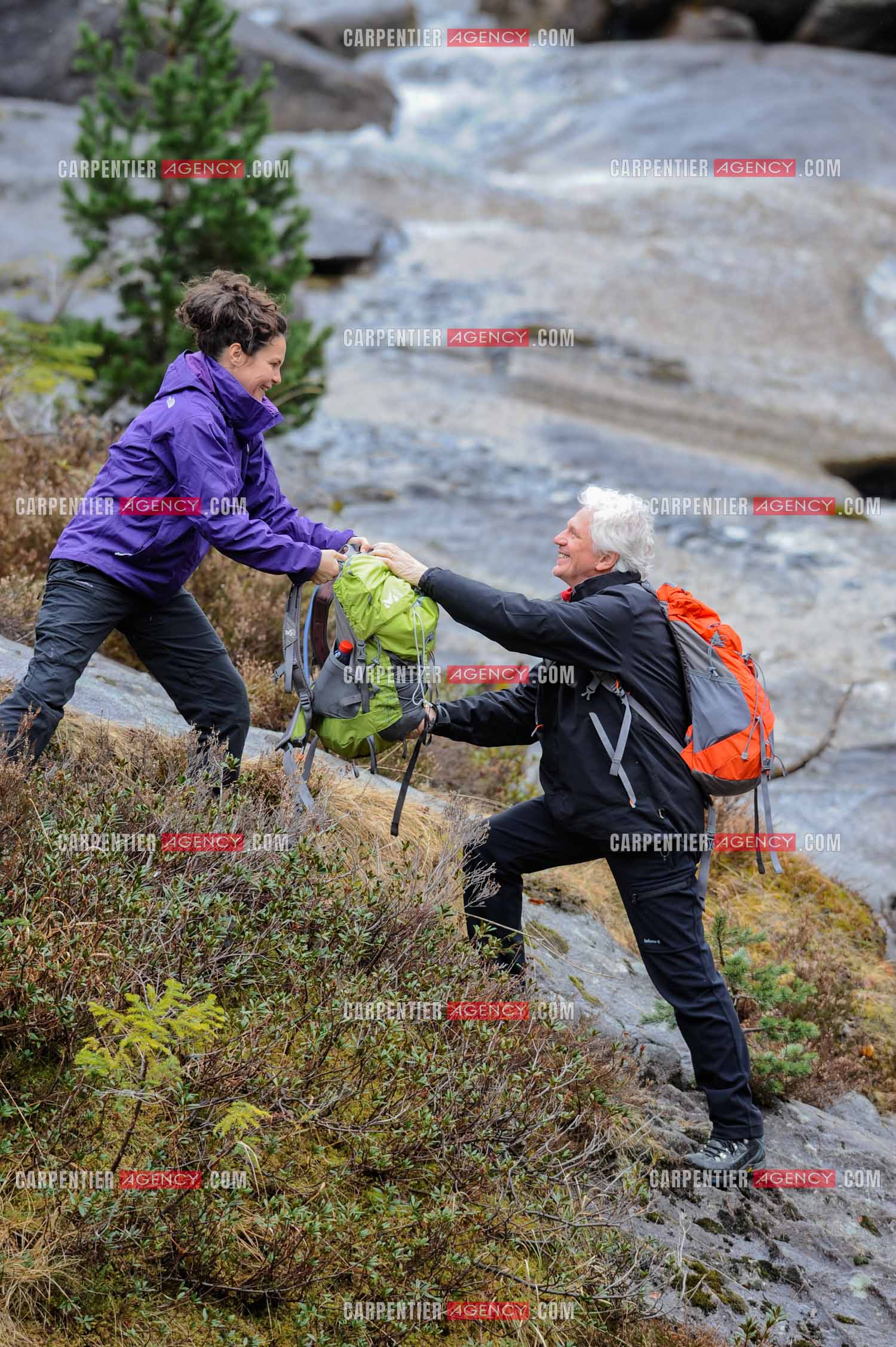 Le chanteur Gérard Lenorman et sa compagne Marie Maunier en randonnée dans les pyrénnées avec leur chien Puppy.  ( Exclusif )