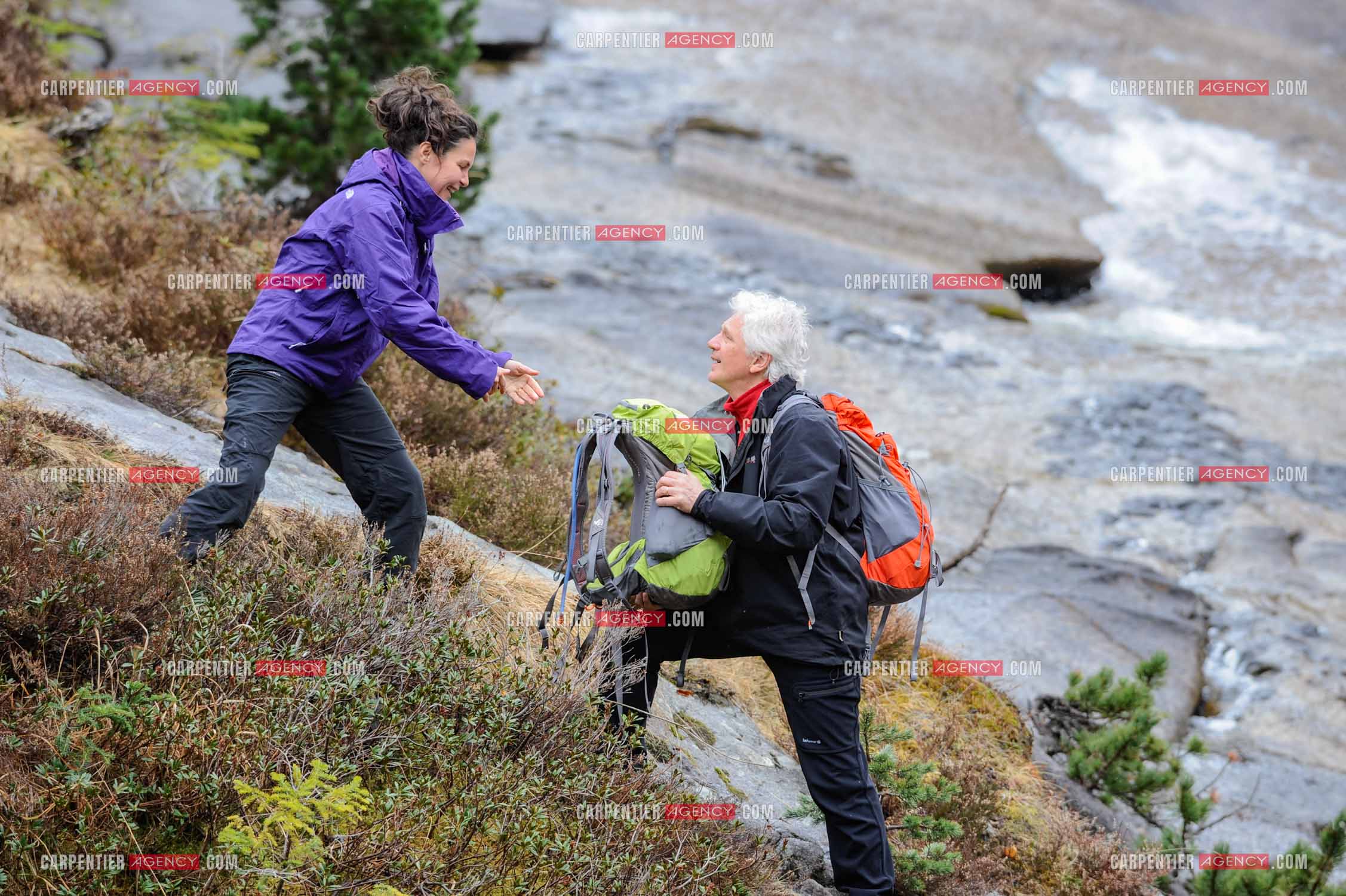 Le chanteur Gérard Lenorman et sa compagne Marie Maunier en randonnée dans les pyrénnées avec leur chien Puppy.  ( Exclusif )