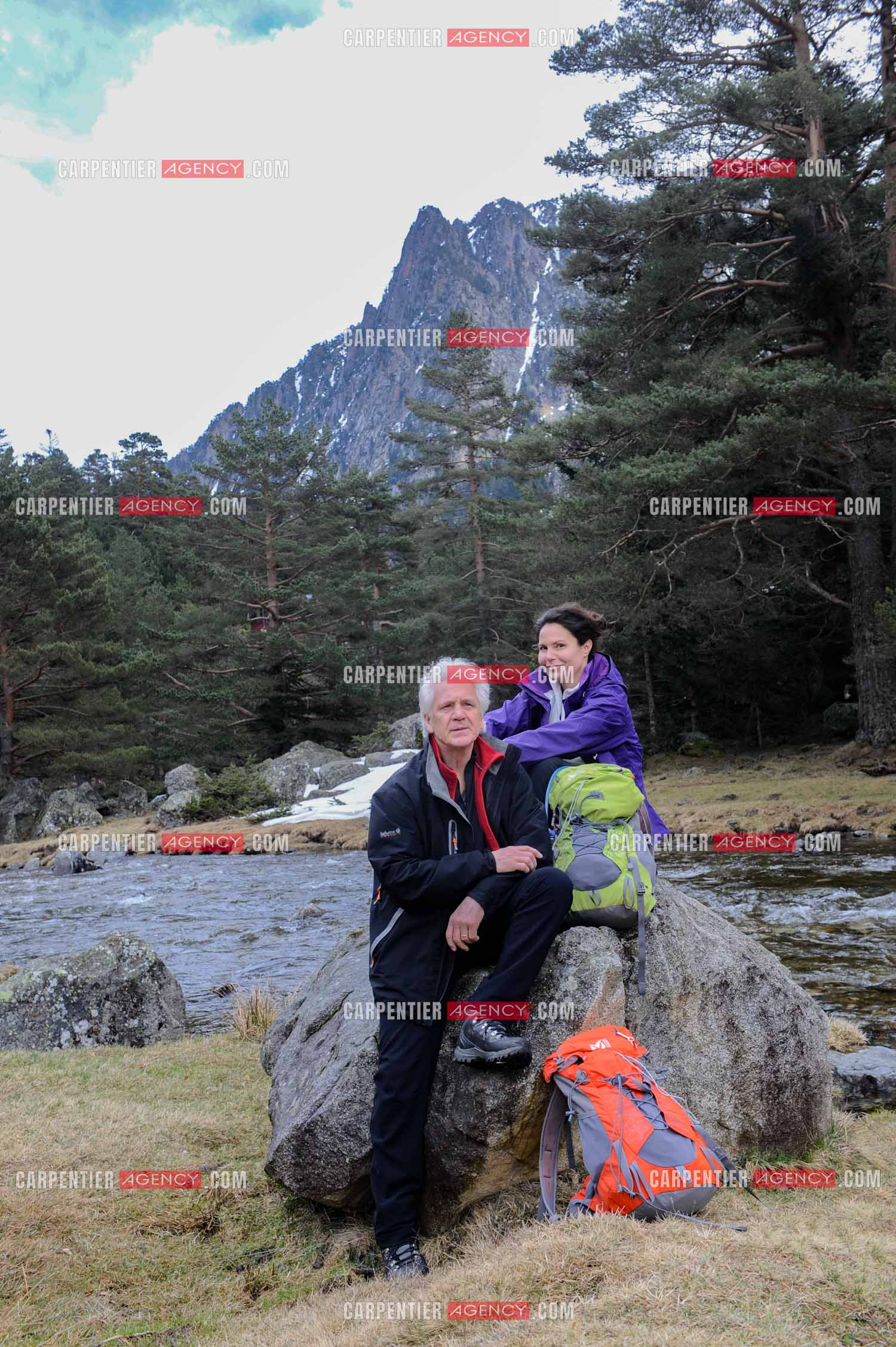 Le chanteur Gérard Lenorman et sa compagne Marie Maunier en randonnée dans les pyrénnées avec leur chien Puppy.  ( Exclusif )