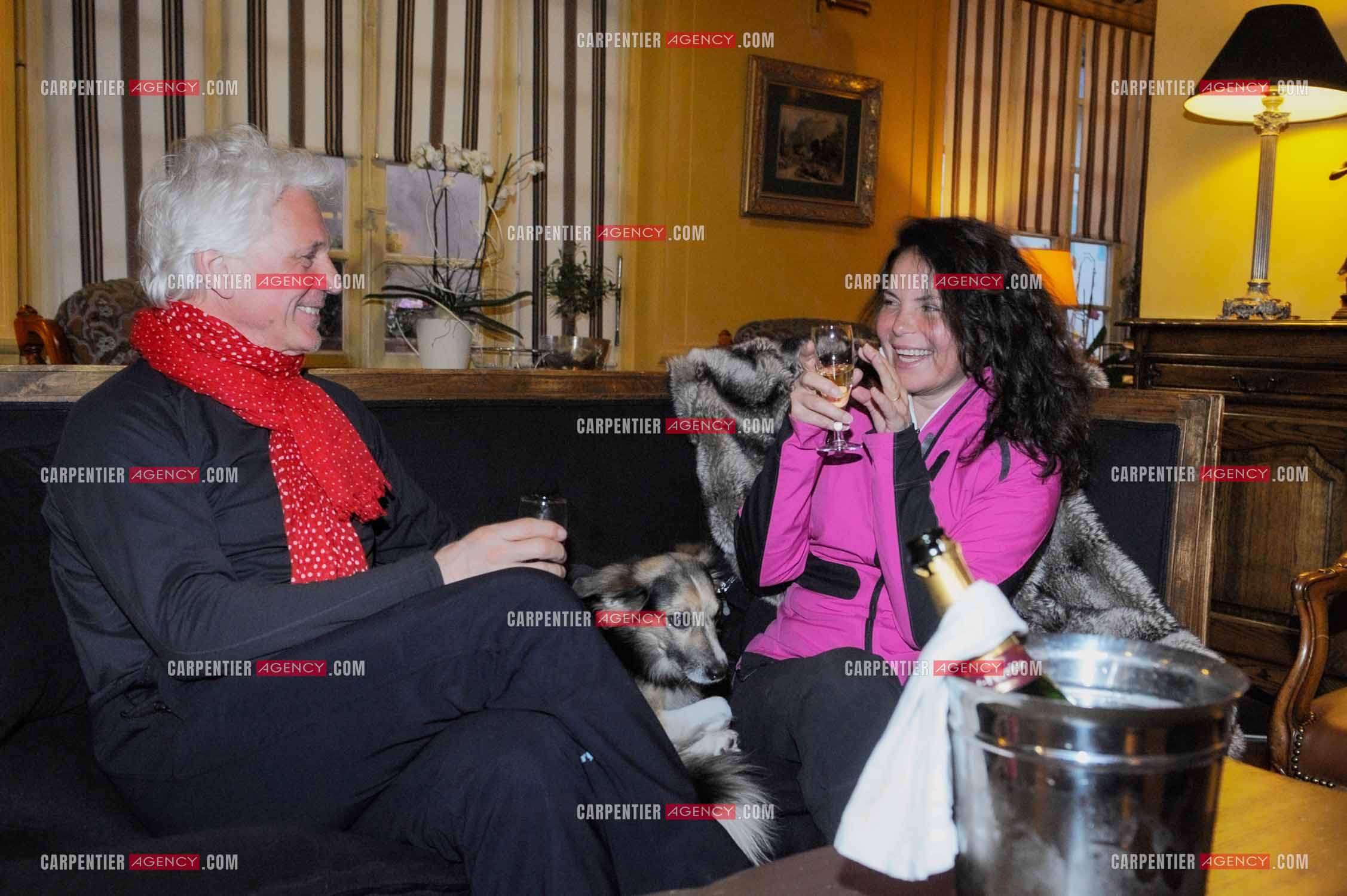 Le chanteur Gérard Lenorman et sa compagne Marie Maunier en randonnée dans les pyrénnées avec leur chien Puppy.  ( Exclusif )