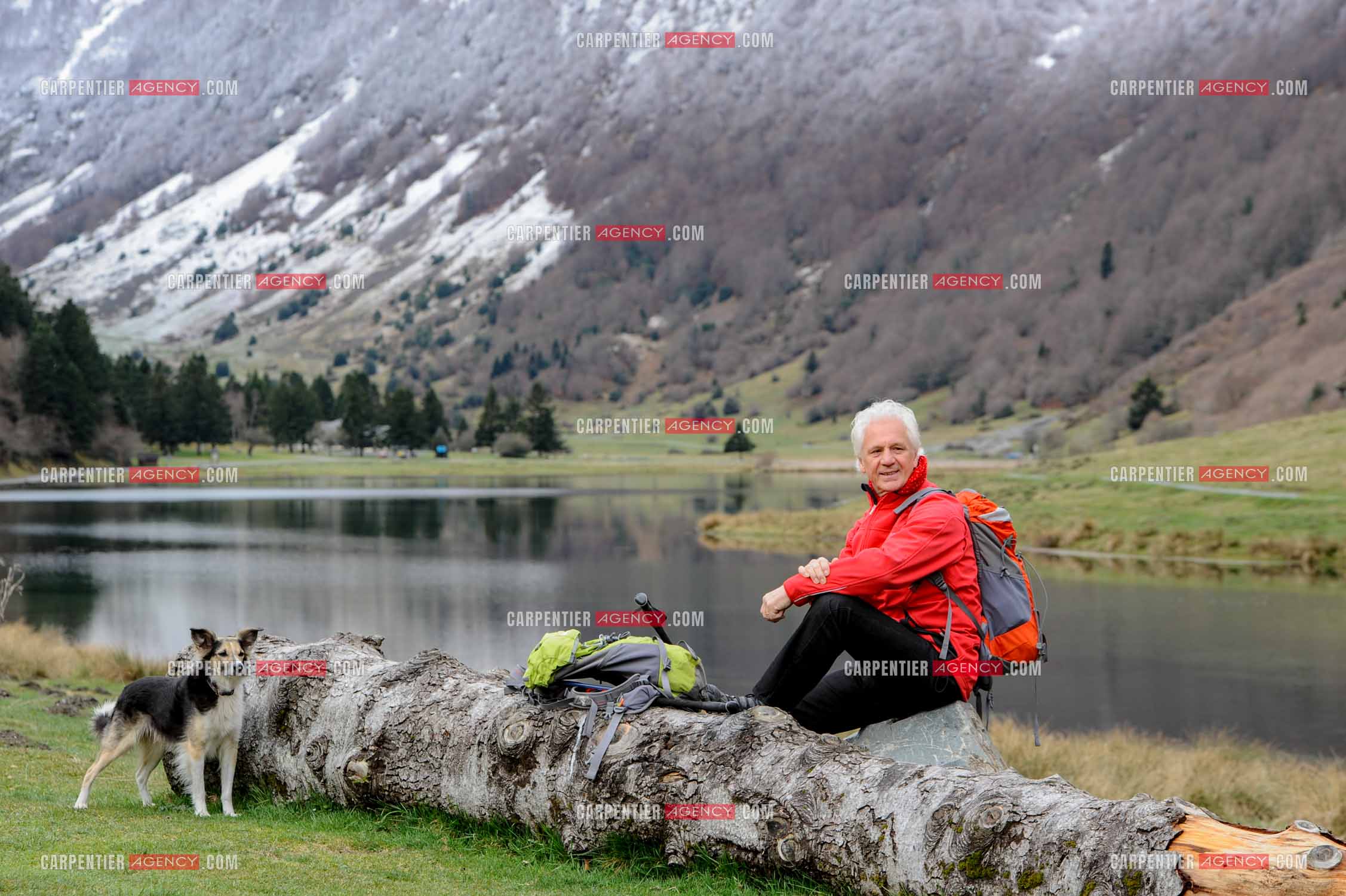 Le chanteur Gérard Lenorman et sa compagne Marie Maunier en randonnée dans les pyrénnées avec leur chien Puppy.  ( Exclusif )