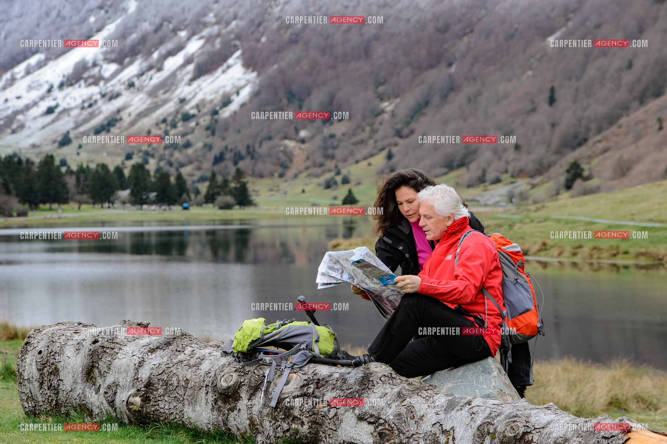 Le chanteur Gérard Lenorman et sa compagne Marie Maunier en randonnée dans les pyrénnées avec leur chien Puppy.  ( Exclusif )
