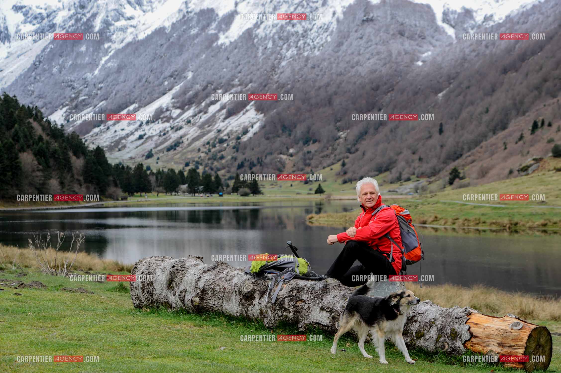 Le chanteur Gérard Lenorman et sa compagne Marie Maunier en randonnée dans les pyrénnées avec leur chien Puppy.  ( Exclusif )