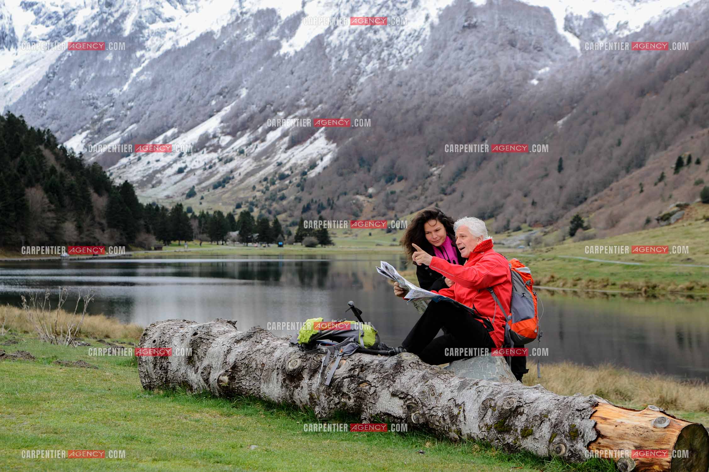 Le chanteur Gérard Lenorman et sa compagne Marie Maunier en randonnée dans les pyrénnées avec leur chien Puppy.  ( Exclusif )