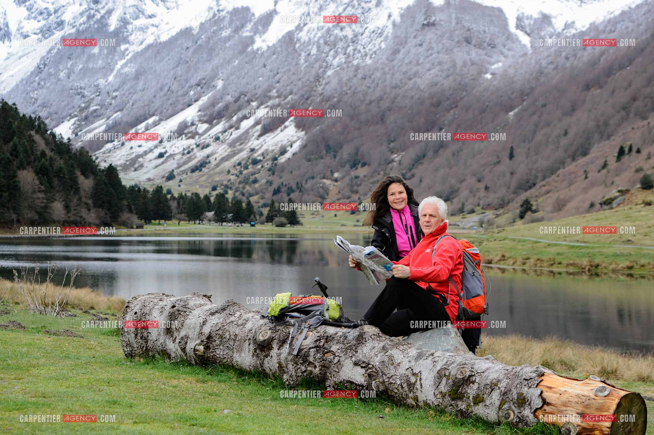Le chanteur Gérard Lenorman et sa compagne Marie Maunier en randonnée dans les pyrénnées avec leur chien Puppy.  ( Exclusif )