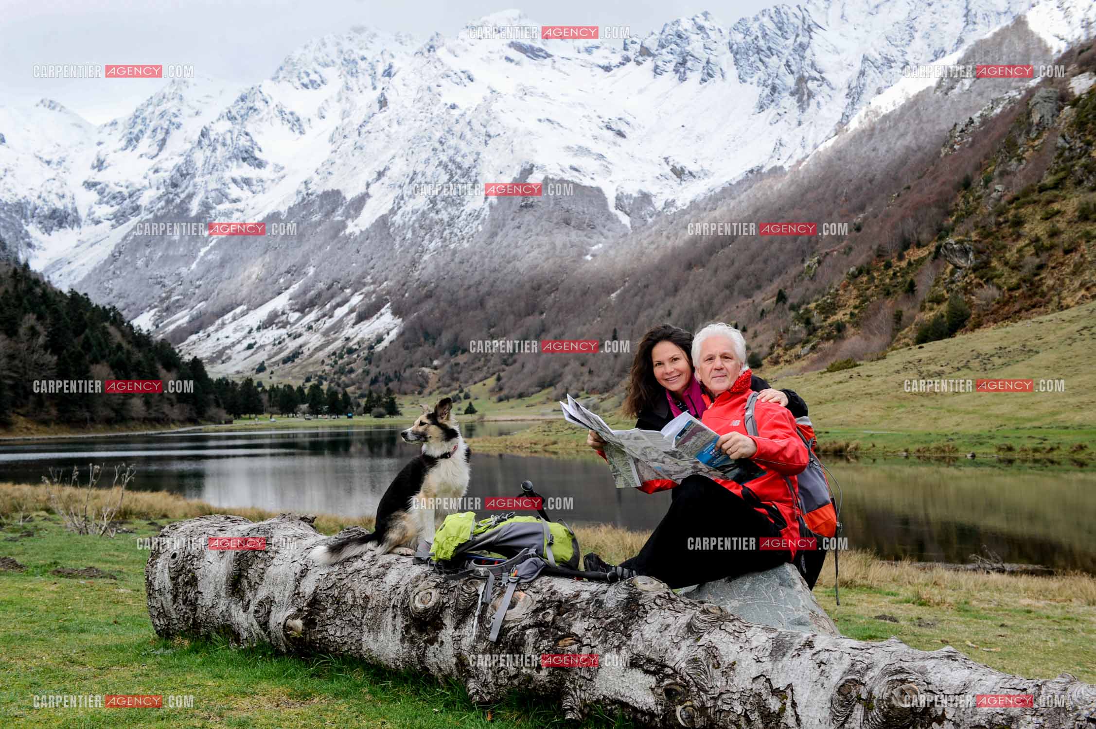 Le chanteur Gérard Lenorman et sa compagne Marie Maunier en randonnée dans les pyrénnées avec leur chien Puppy.  ( Exclusif )
