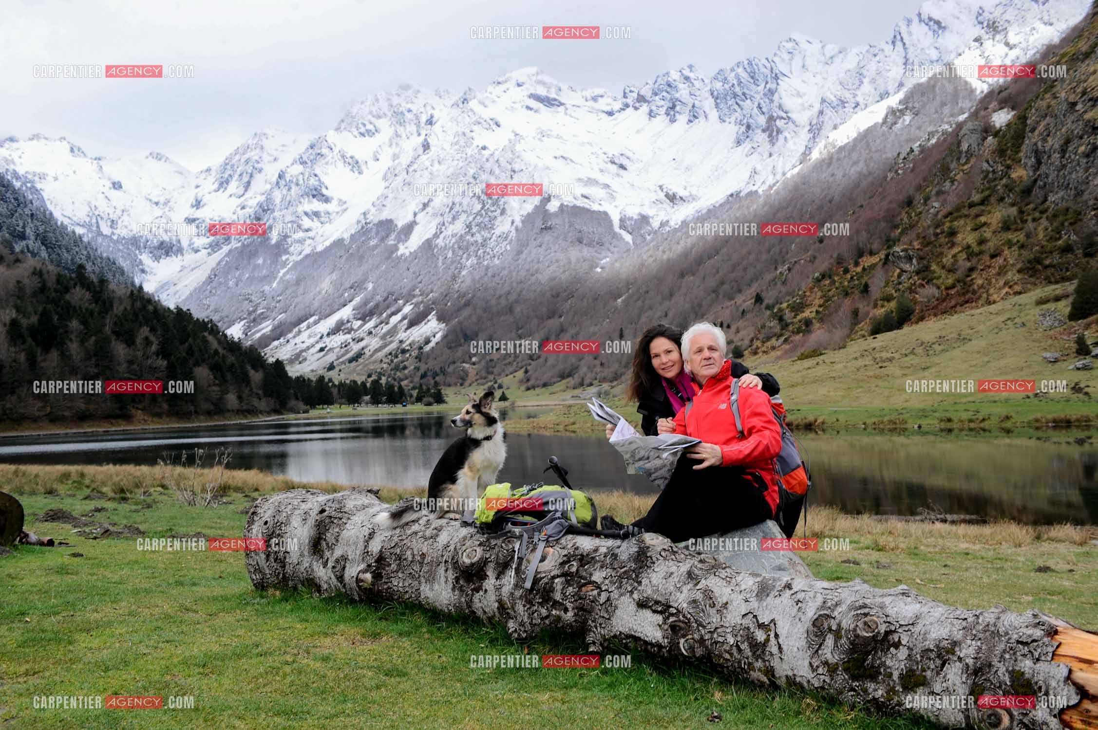Le chanteur Gérard Lenorman et sa compagne Marie Maunier en randonnée dans les pyrénnées avec leur chien Puppy.  ( Exclusif )