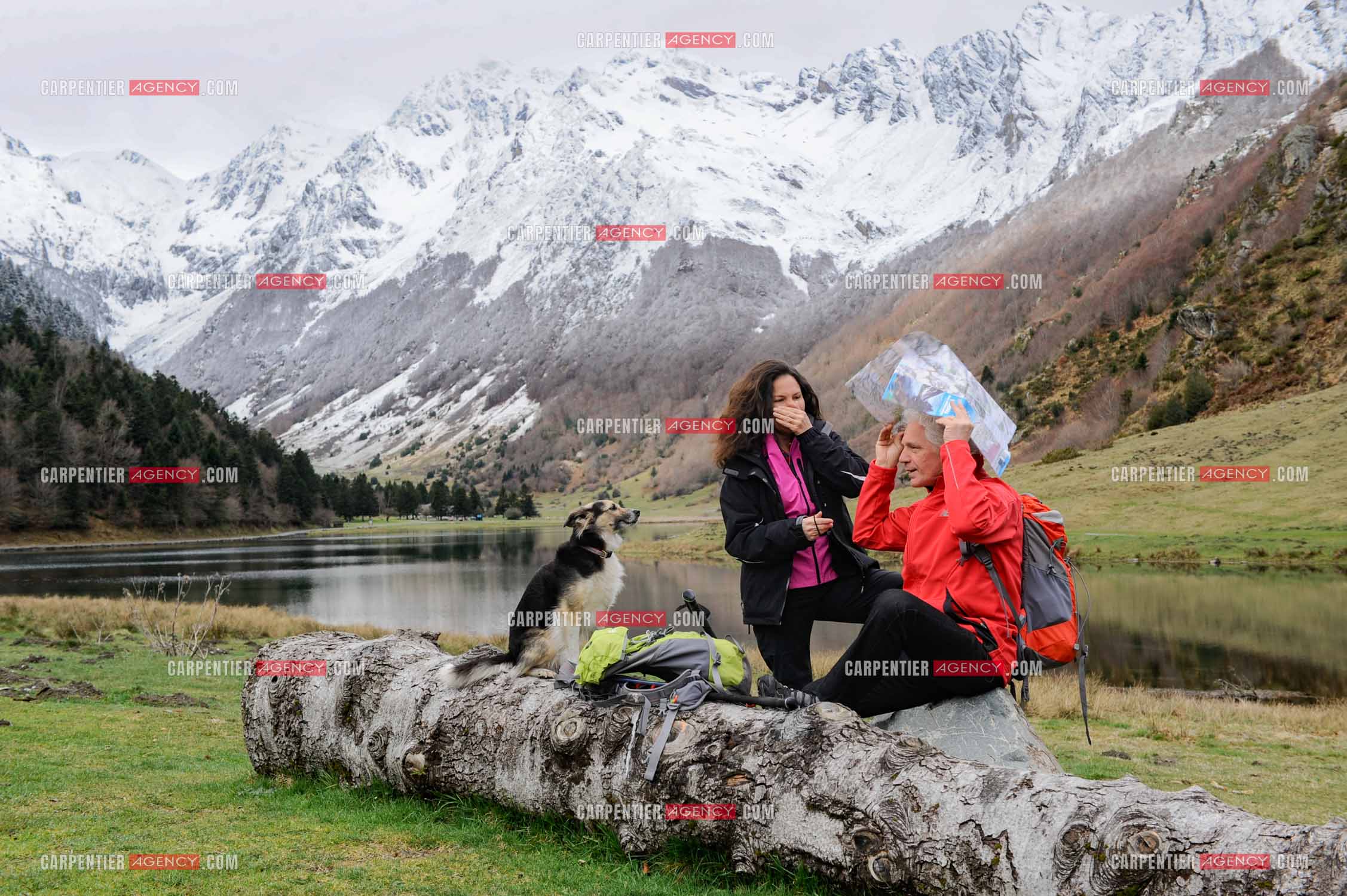 Le chanteur Gérard Lenorman et sa compagne Marie Maunier en randonnée dans les pyrénnées avec leur chien Puppy.  ( Exclusif )