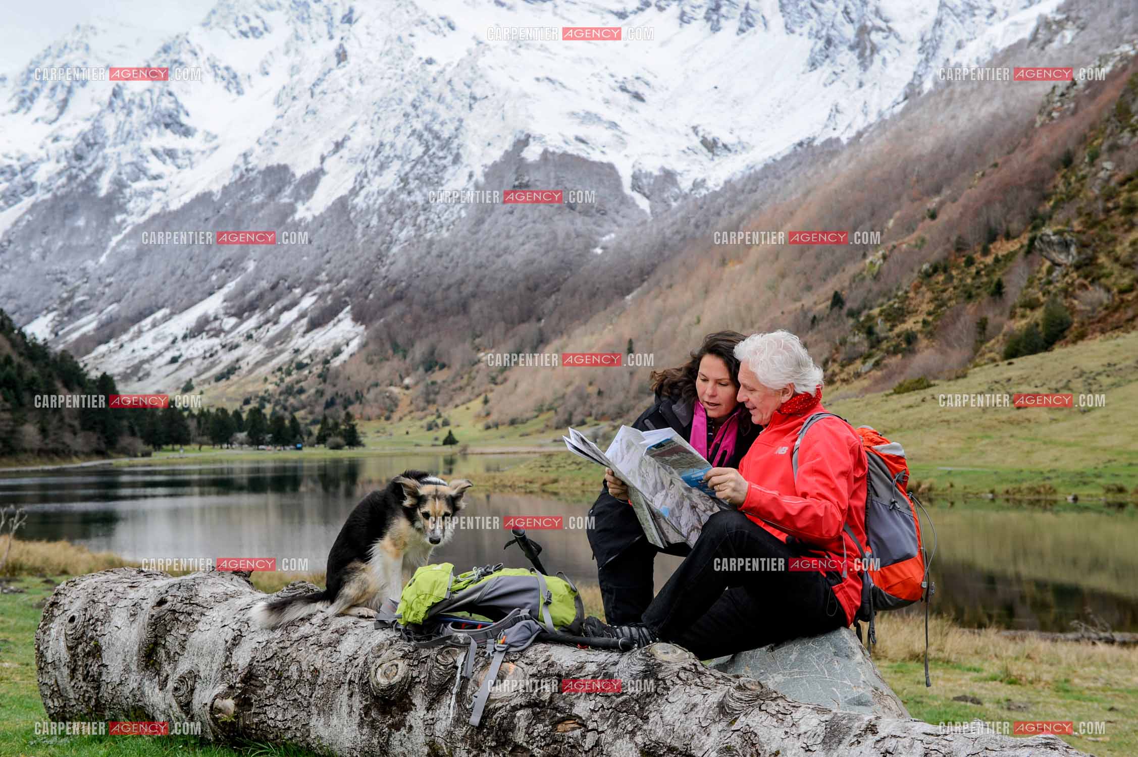Le chanteur Gérard Lenorman et sa compagne Marie Maunier en randonnée dans les pyrénnées avec leur chien Puppy.  ( Exclusif )