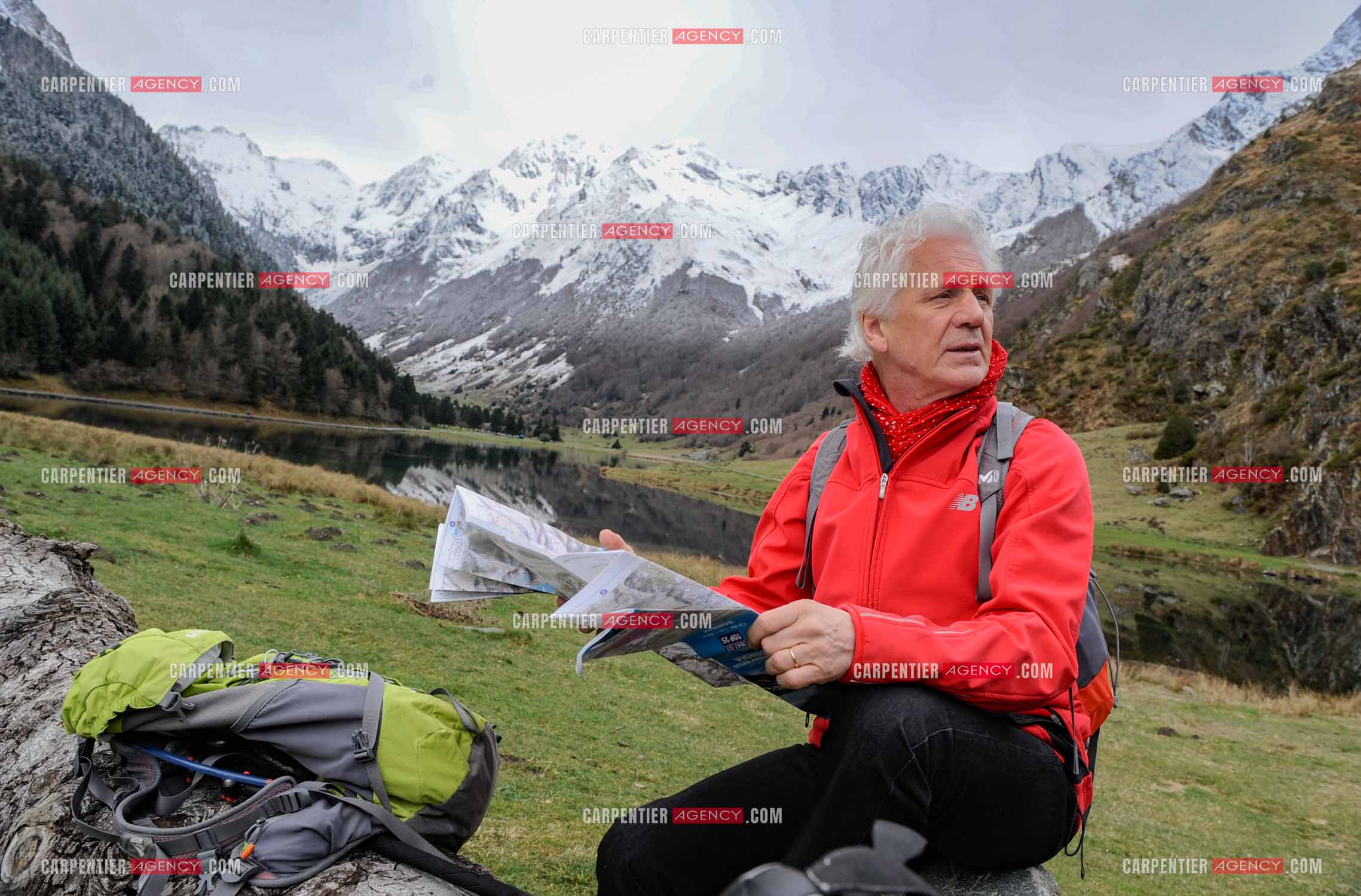 Le chanteur Gérard Lenorman et sa compagne Marie Maunier en randonnée dans les pyrénnées avec leur chien Puppy.  ( Exclusif )