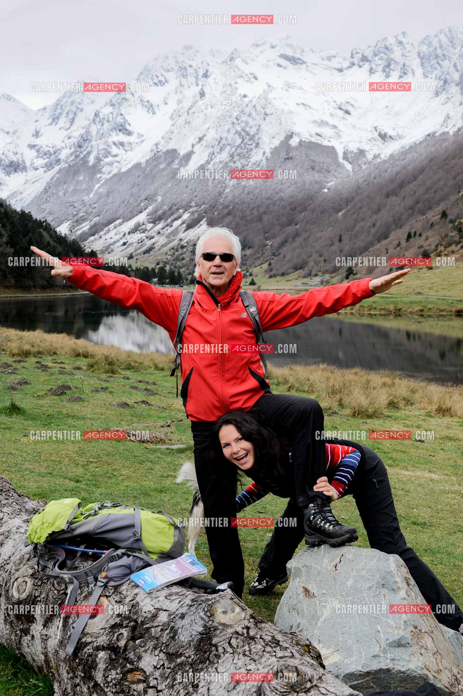 Le chanteur Gérard Lenorman et sa compagne Marie Maunier en randonnée dans les pyrénnées avec leur chien Puppy.  ( Exclusif )