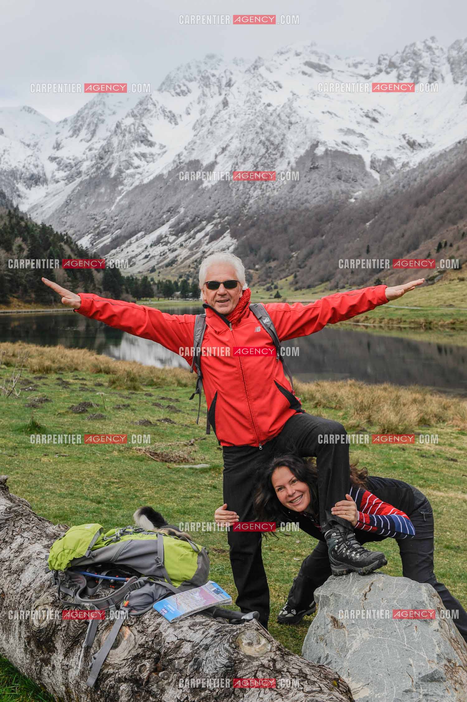 Le chanteur Gérard Lenorman et sa compagne Marie Maunier en randonnée dans les pyrénnées avec leur chien Puppy.  ( Exclusif )