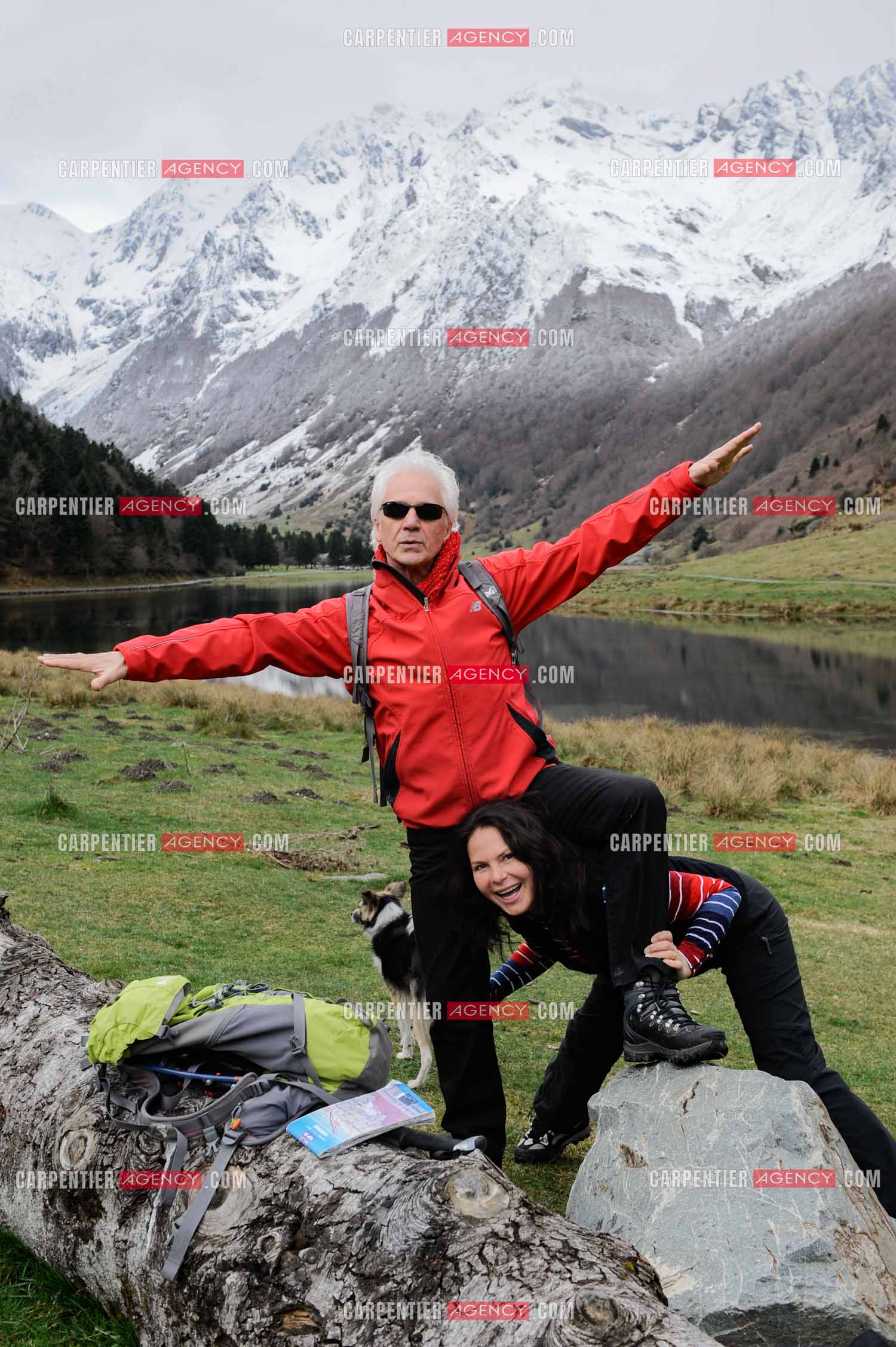 Le chanteur Gérard Lenorman et sa compagne Marie Maunier en randonnée dans les pyrénnées avec leur chien Puppy.  ( Exclusif )