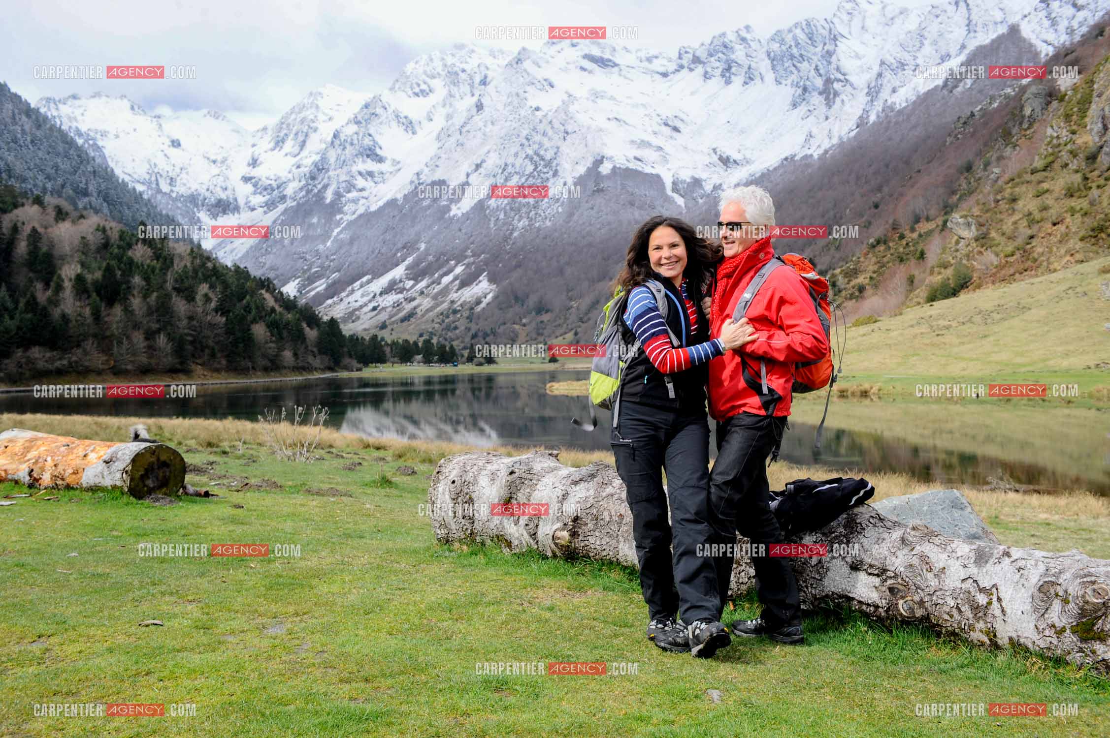 Le chanteur Gérard Lenorman et sa compagne Marie Maunier en randonnée dans les pyrénnées avec leur chien Puppy.  ( Exclusif )