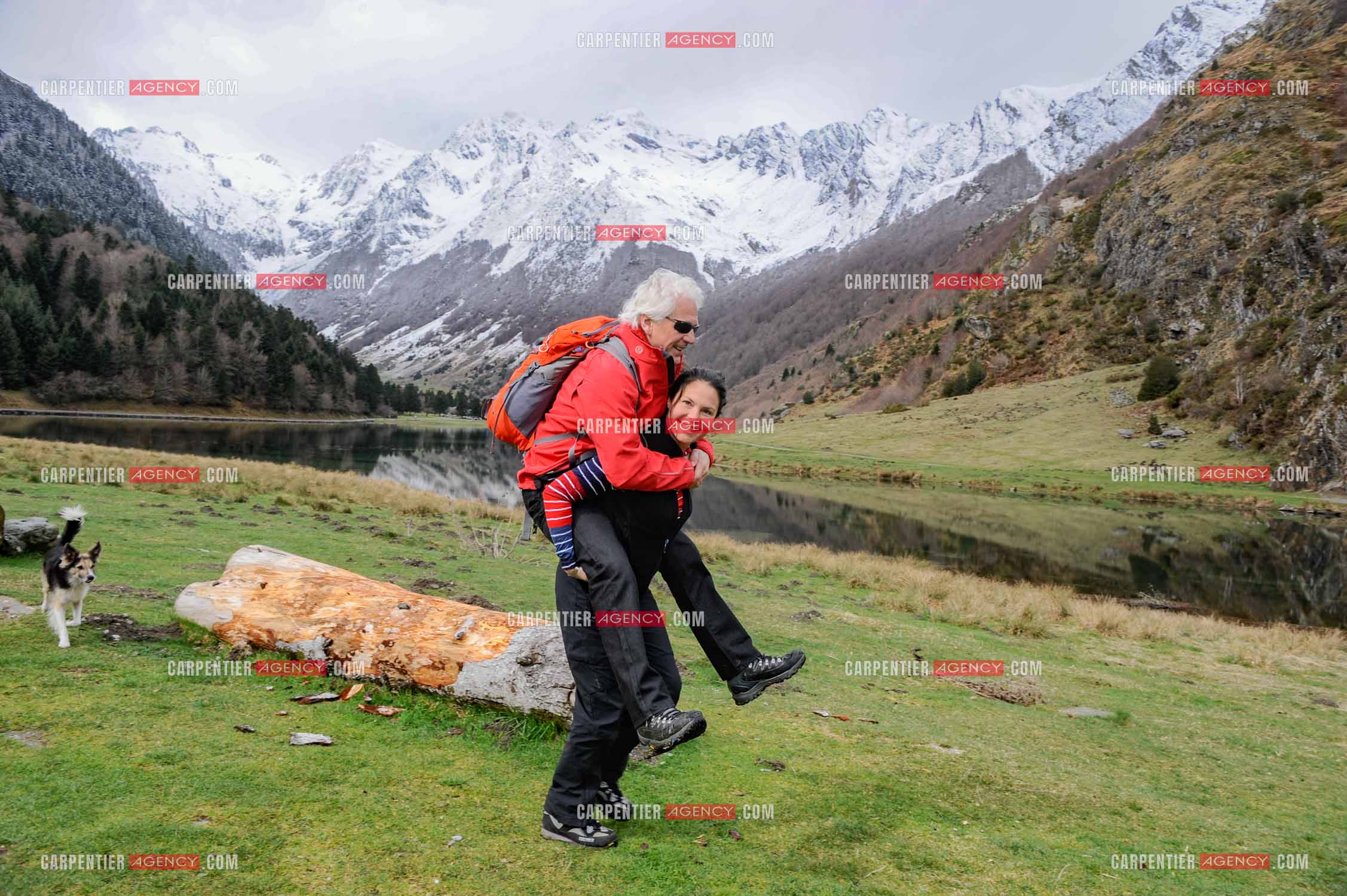 Le chanteur Gérard Lenorman et sa compagne Marie Maunier en randonnée dans les pyrénnées avec leur chien Puppy.  ( Exclusif )