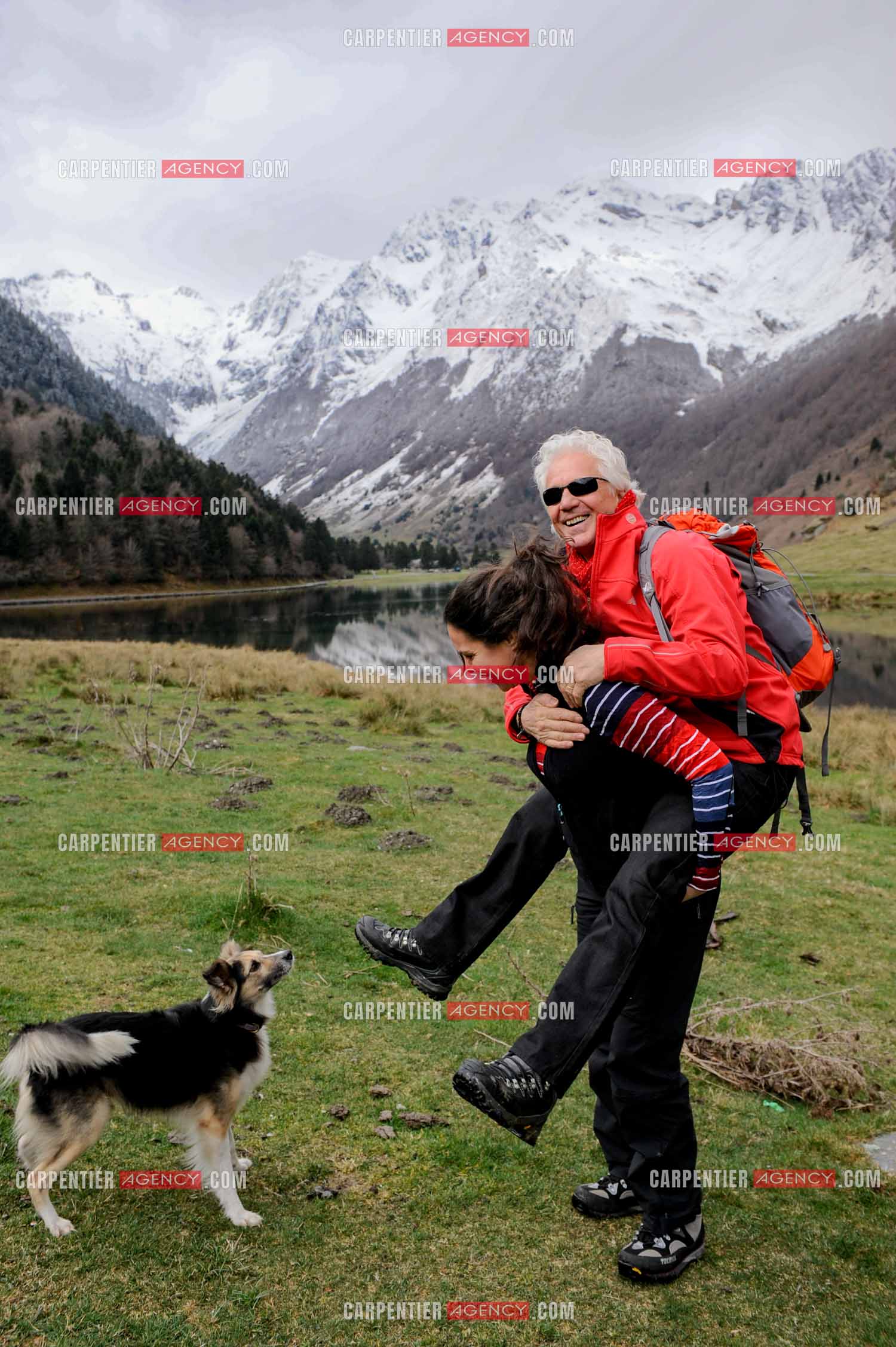 Le chanteur Gérard Lenorman et sa compagne Marie Maunier en randonnée dans les pyrénnées avec leur chien Puppy.  ( Exclusif )