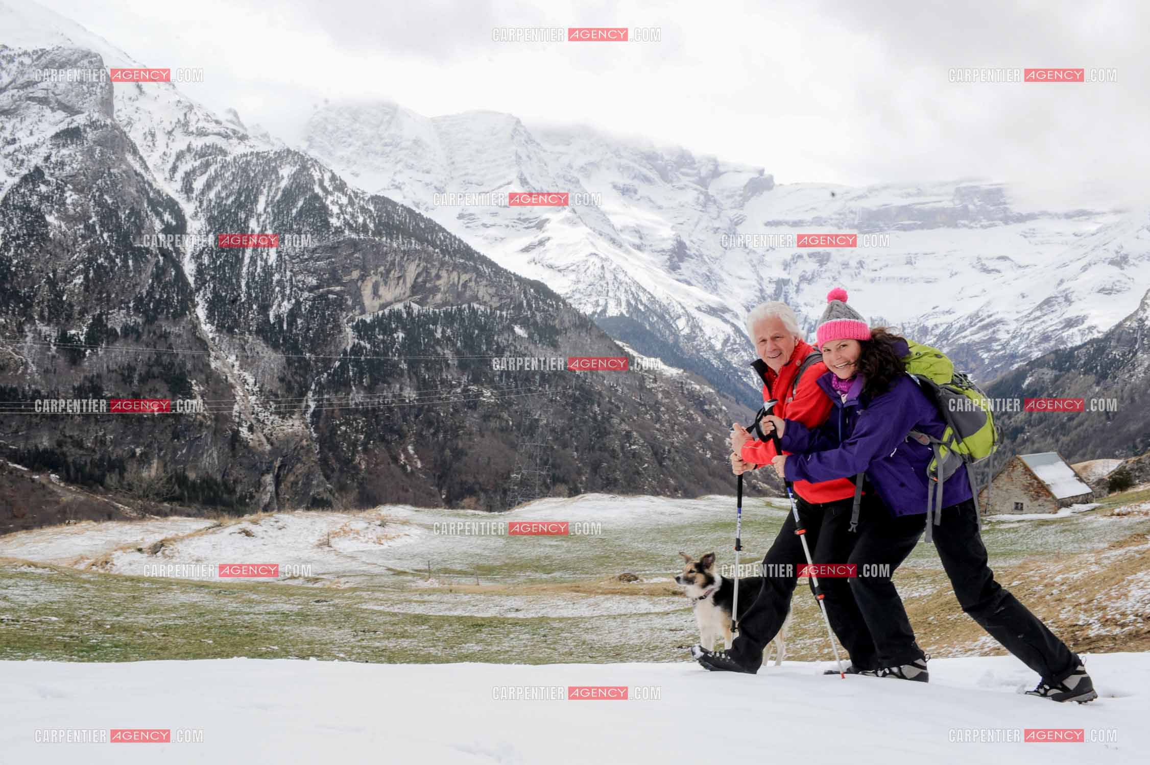 Le chanteur Gérard Lenorman et sa compagne Marie Maunier en randonnée dans les pyrénnées avec leur chien Puppy.  ( Exclusif )
