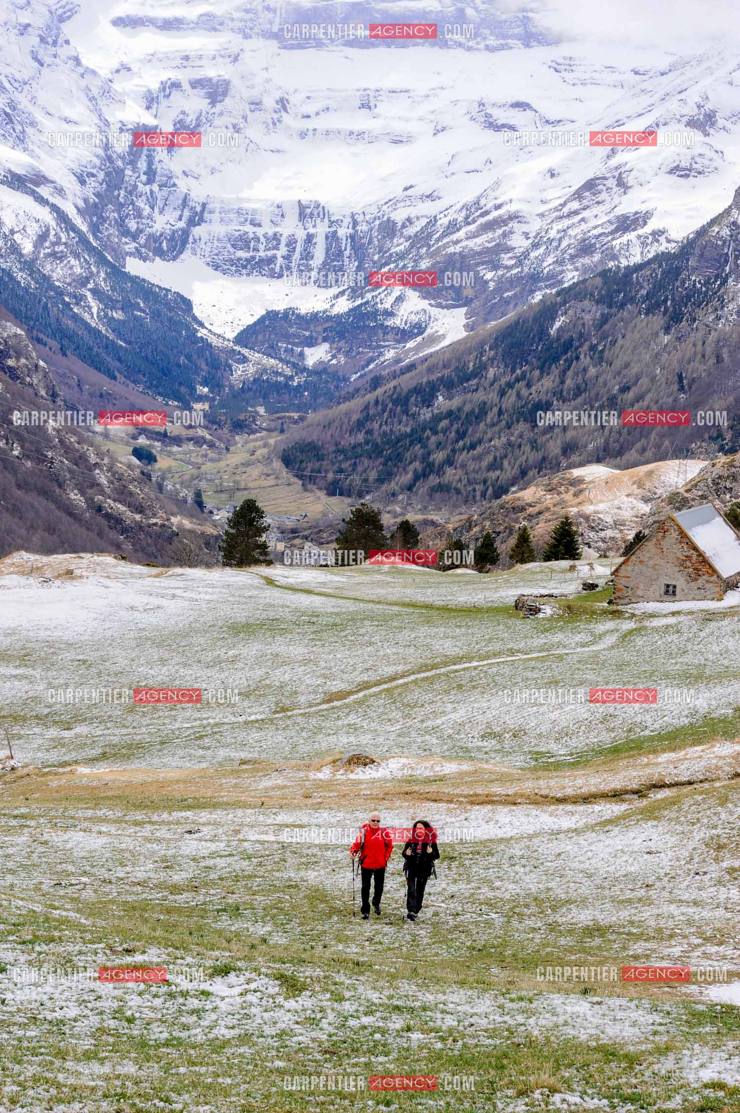 Le chanteur Gérard Lenorman et sa compagne Marie Maunier en randonnée dans les pyrénnées avec leur chien Puppy.  ( Exclusif )