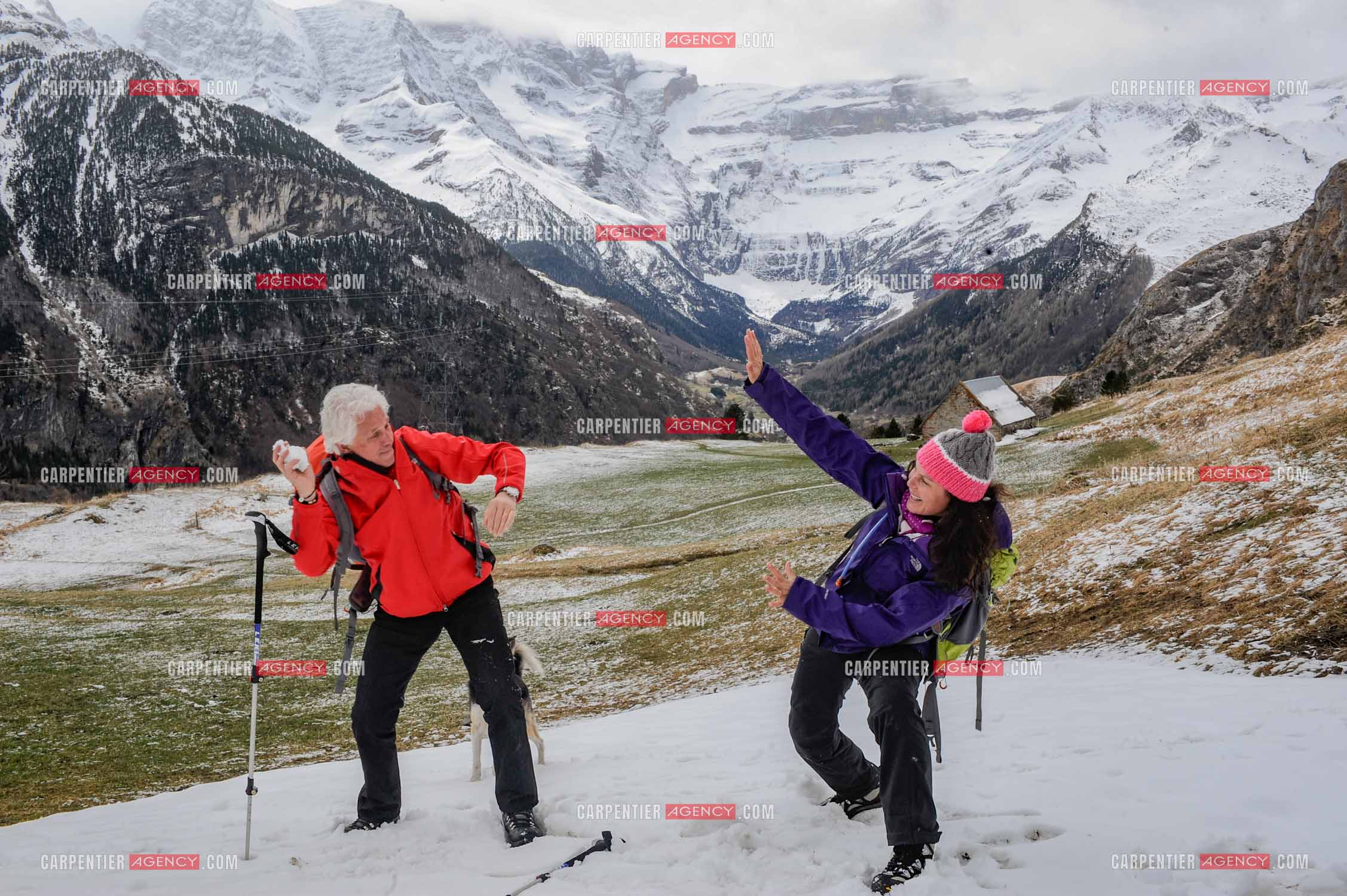Le chanteur Gérard Lenorman et sa compagne Marie Maunier en randonnée dans les pyrénnées avec leur chien Puppy.  ( Exclusif )