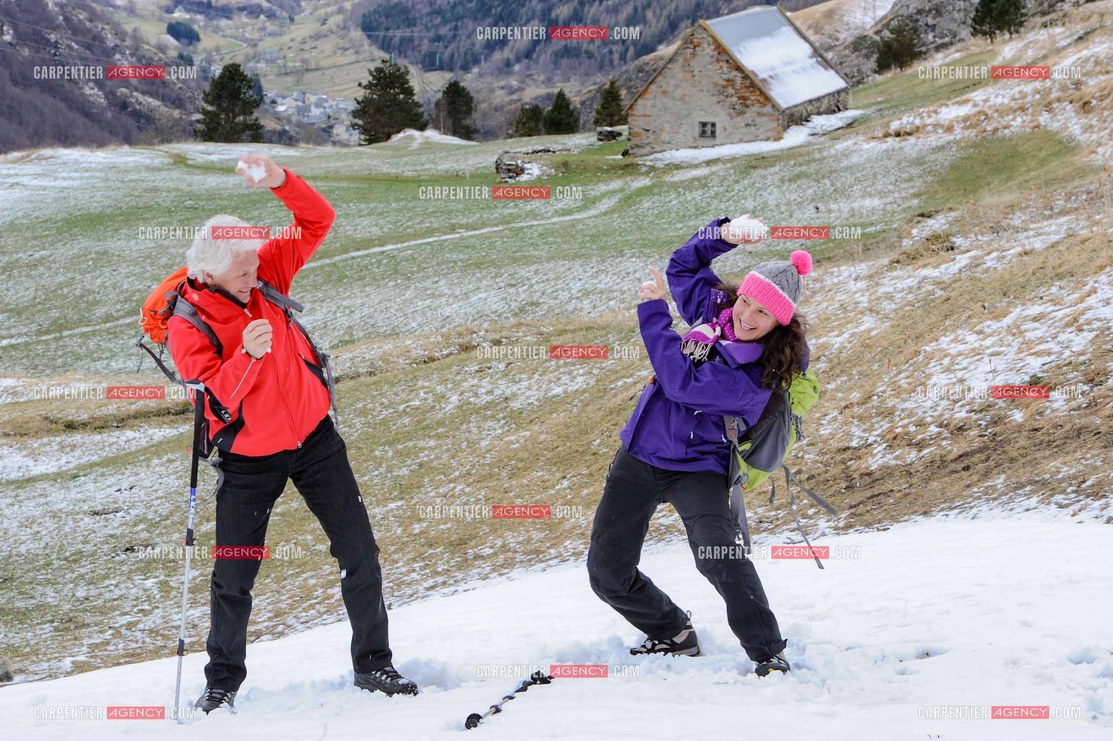 Le chanteur Gérard Lenorman et sa compagne Marie Maunier en randonnée dans les pyrénnées avec leur chien Puppy.  ( Exclusif )