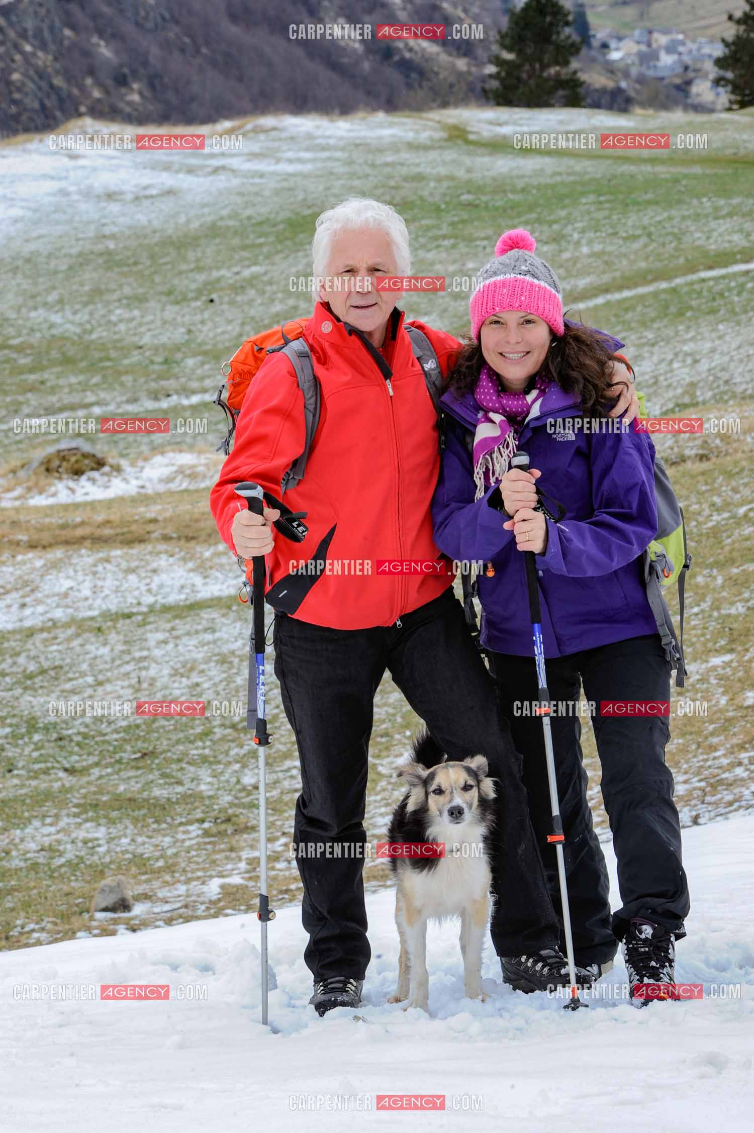 Le chanteur Gérard Lenorman et sa compagne Marie Maunier en randonnée dans les pyrénnées avec leur chien Puppy.  ( Exclusif )