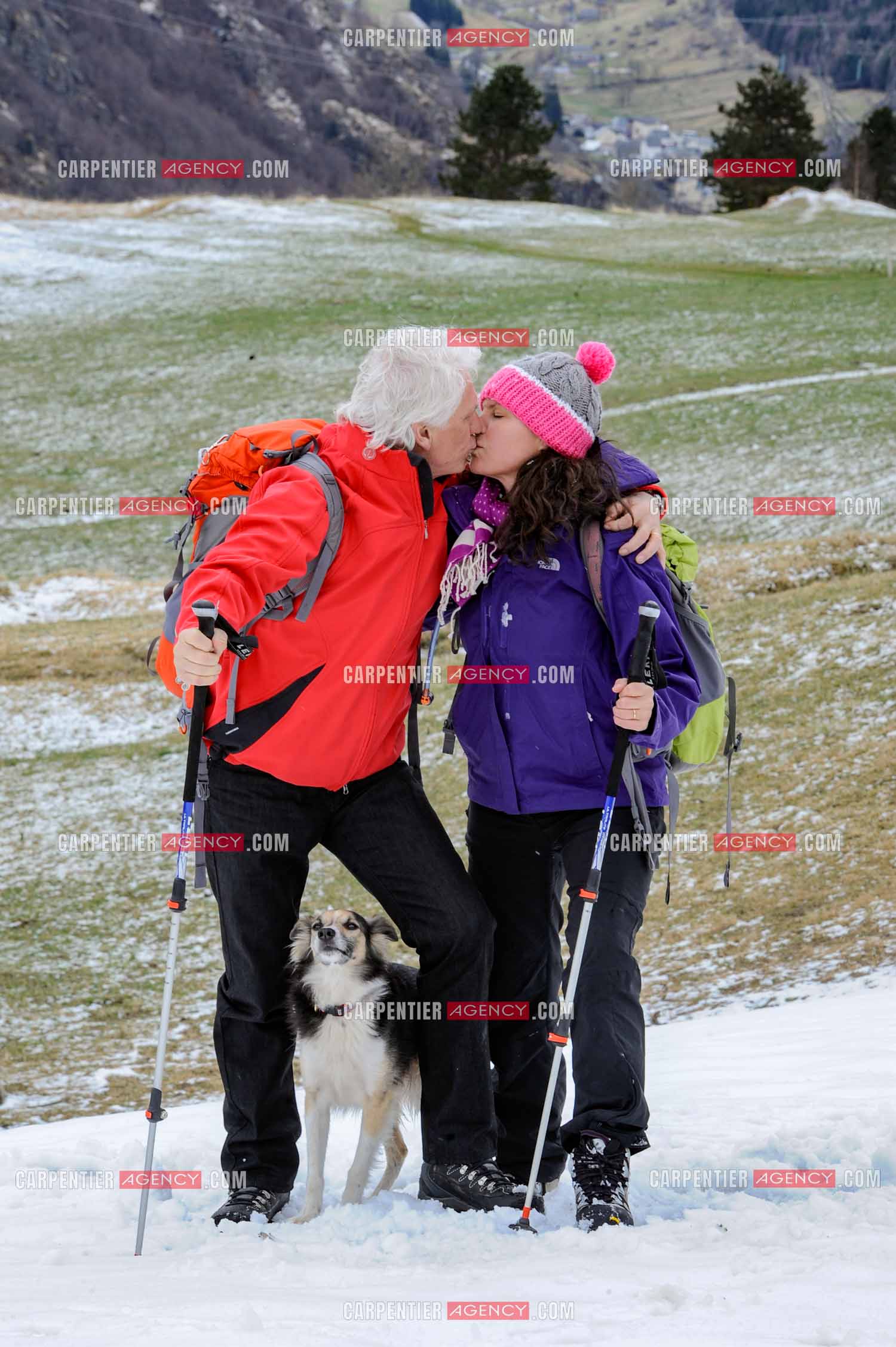 Le chanteur Gérard Lenorman et sa compagne Marie Maunier en randonnée dans les pyrénnées avec leur chien Puppy.  ( Exclusif )