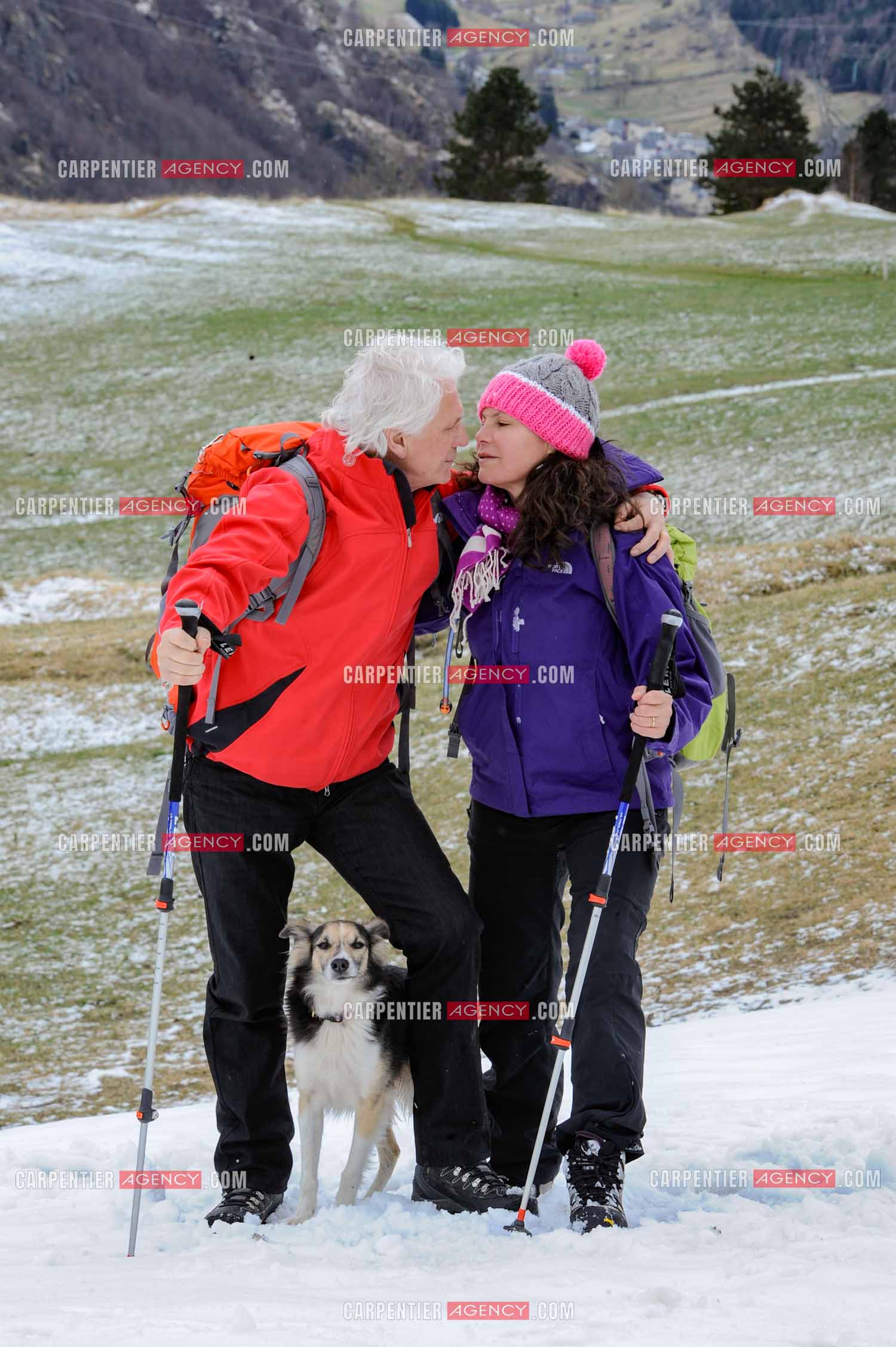 Le chanteur Gérard Lenorman et sa compagne Marie Maunier en randonnée dans les pyrénnées avec leur chien Puppy.  ( Exclusif )