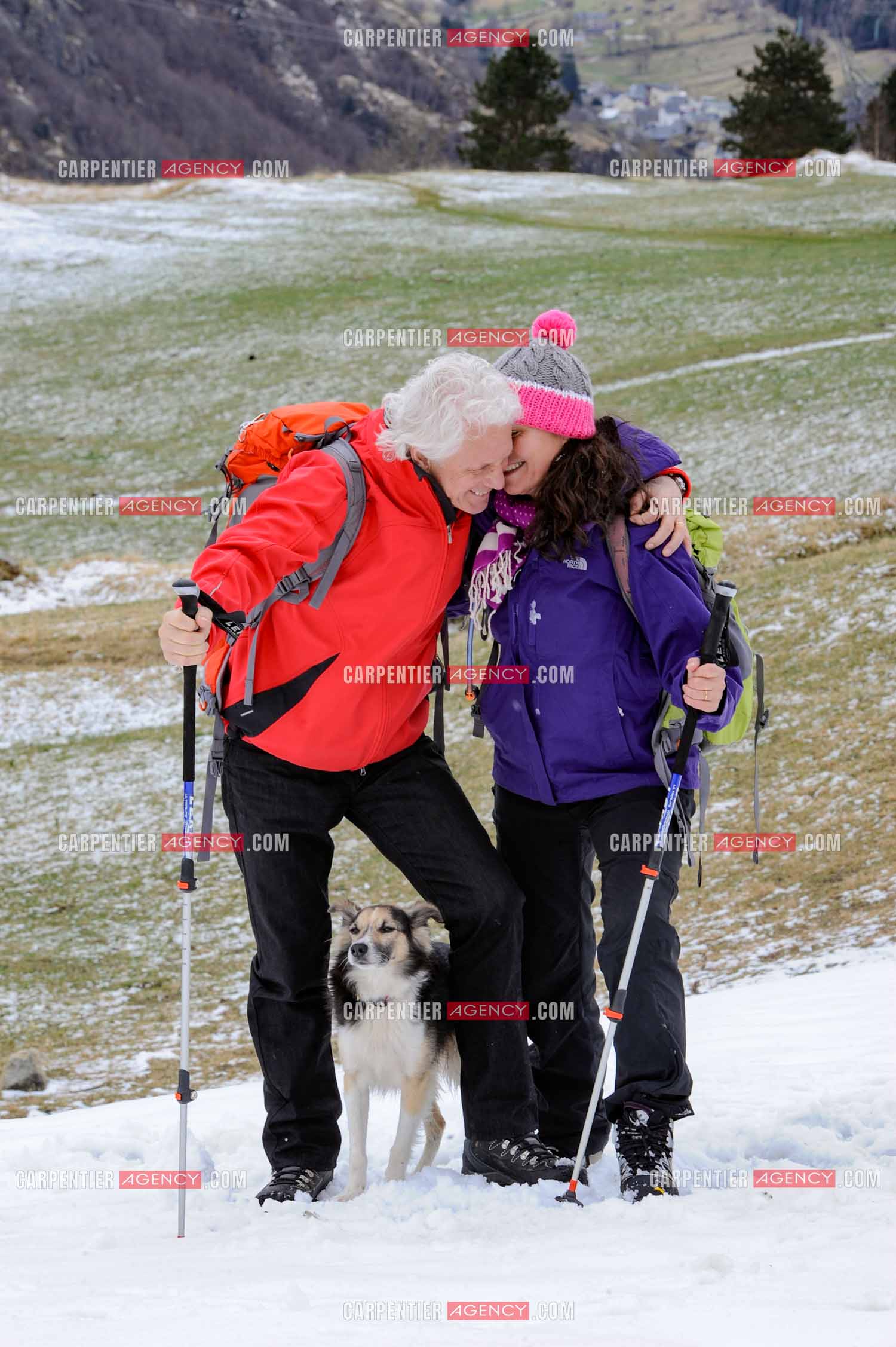 Le chanteur Gérard Lenorman et sa compagne Marie Maunier en randonnée dans les pyrénnées avec leur chien Puppy.  ( Exclusif )