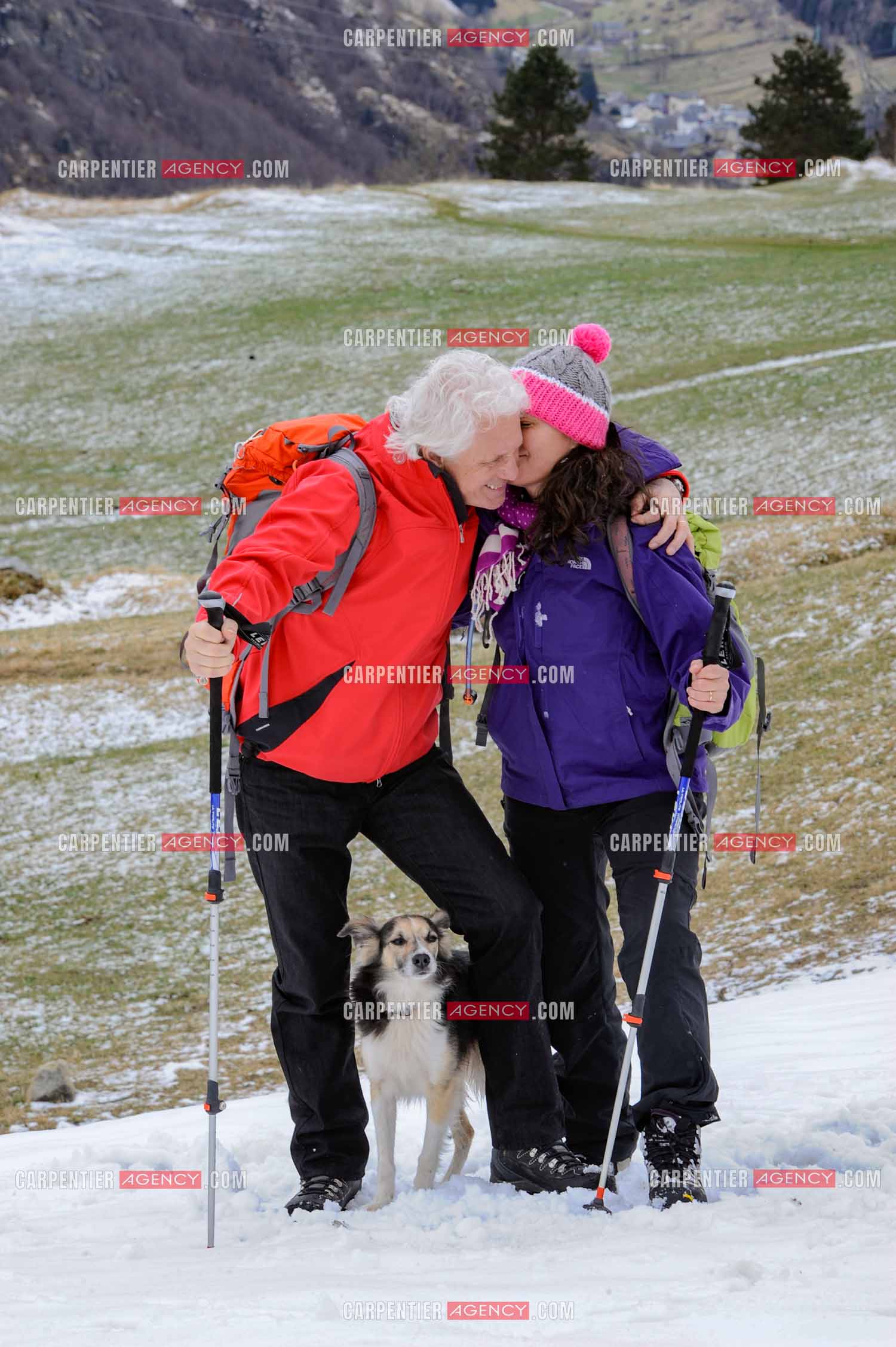 Le chanteur Gérard Lenorman et sa compagne Marie Maunier en randonnée dans les pyrénnées avec leur chien Puppy.  ( Exclusif )