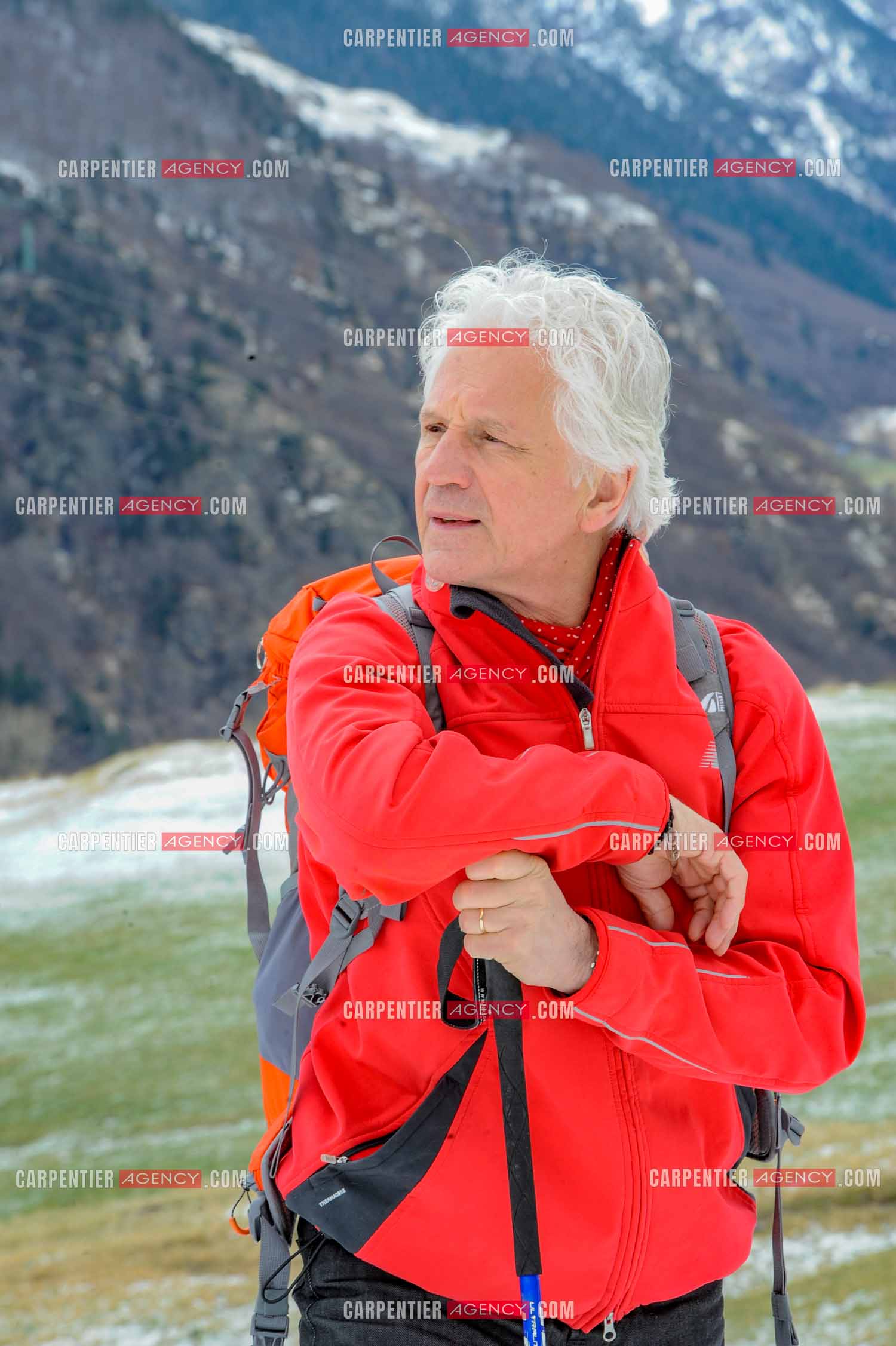 Le chanteur Gérard Lenorman et sa compagne Marie Maunier en randonnée dans les pyrénnées avec leur chien Puppy.  ( Exclusif )