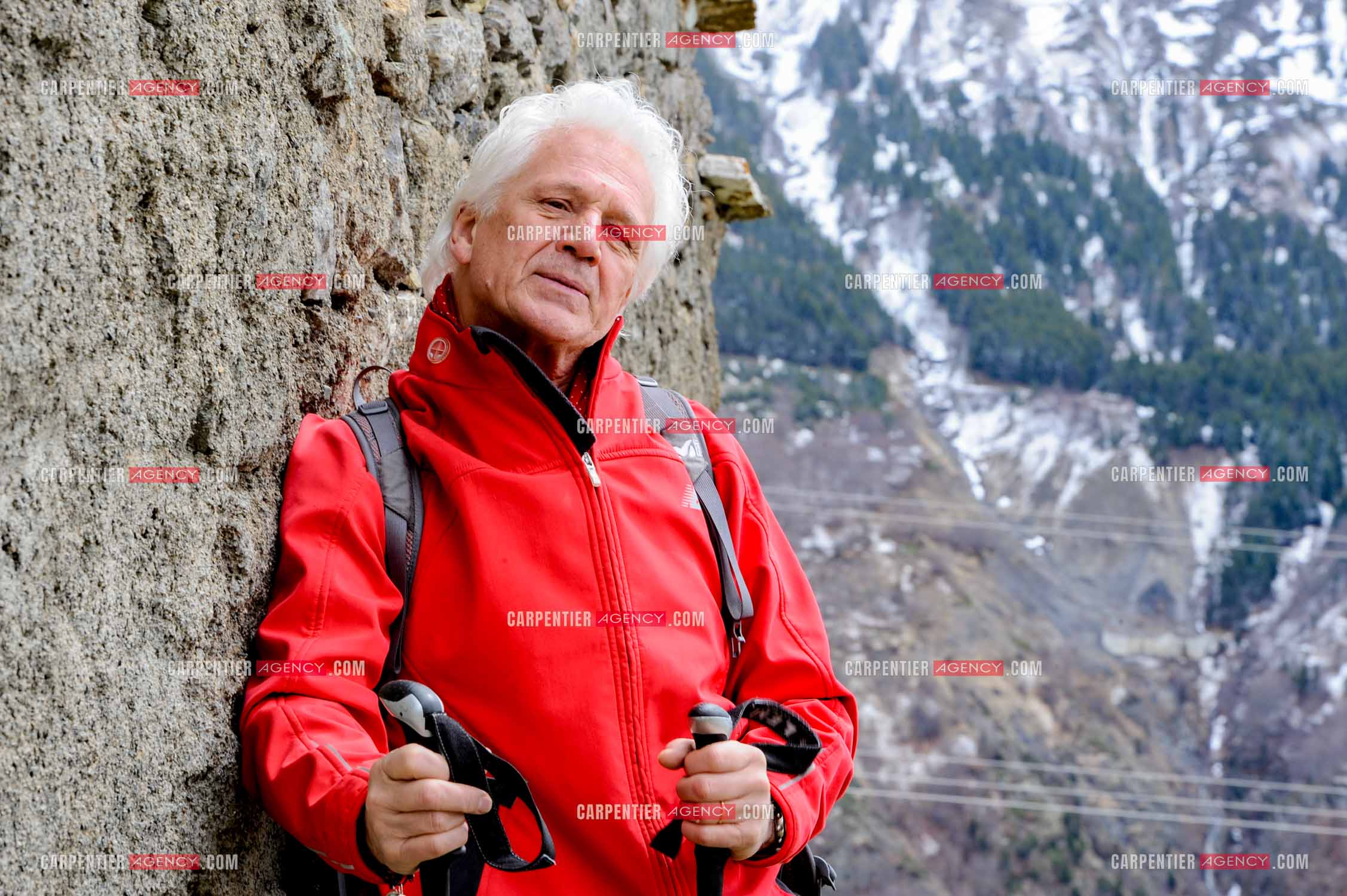 Le chanteur Gérard Lenorman et sa compagne Marie Maunier en randonnée dans les pyrénnées avec leur chien Puppy.  ( Exclusif )
